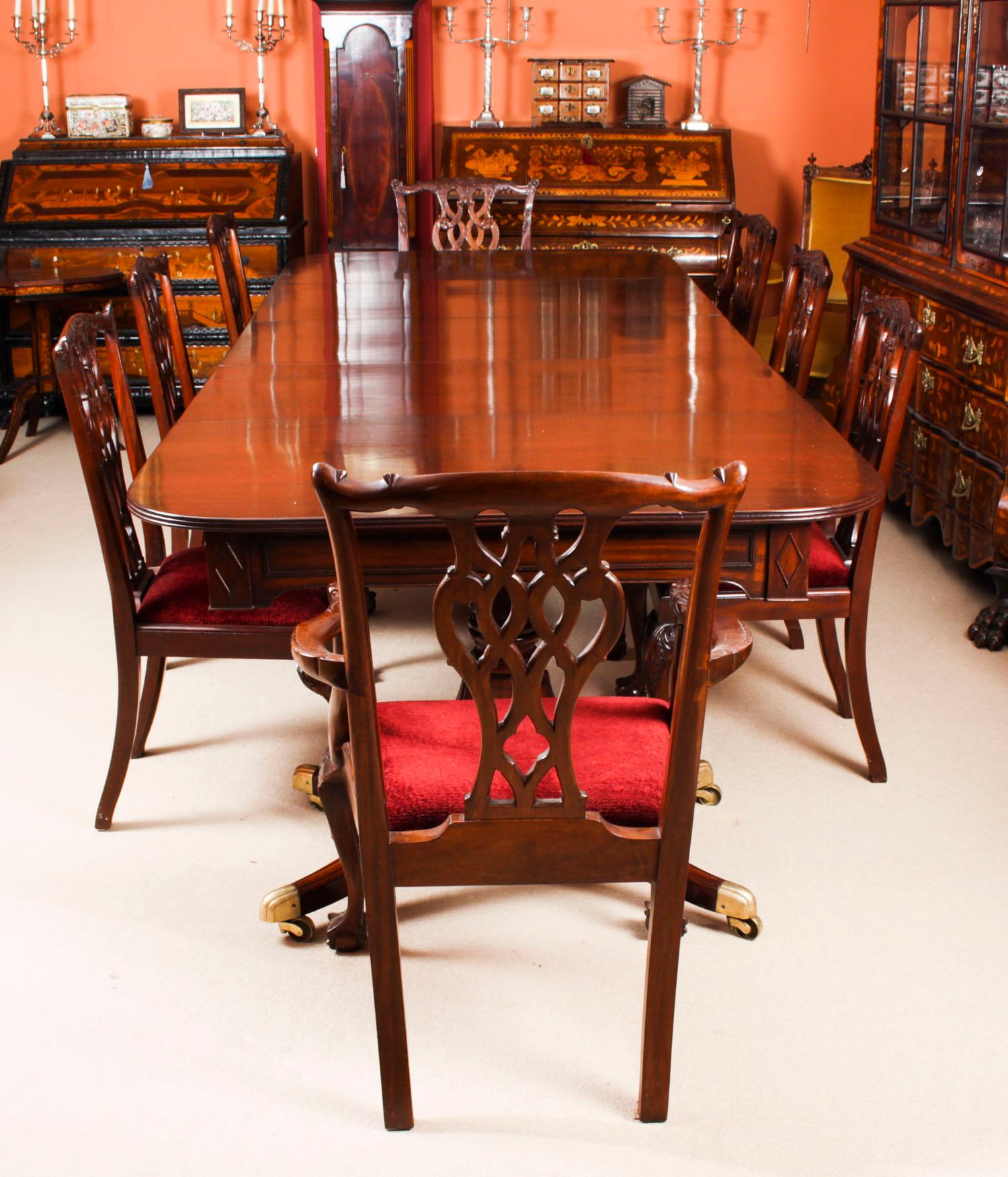 This is an elegant dining set comprising an antique Regency dining table, dating from circa 1820 and a set of eight vintage Chippendale Revival dining chairs.

The table is of rectangular form with rounded corners and reeded edge. It is raised on