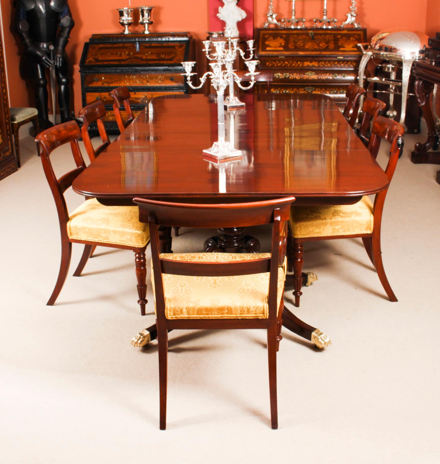 This is an elegant dining set comprising an antique Regency dining table with a set of eight Regency dining chairs, all dating from Circa 1820.

The table is of rectangular form with rounded corners and reeded edge. It is raised on stunning ring and