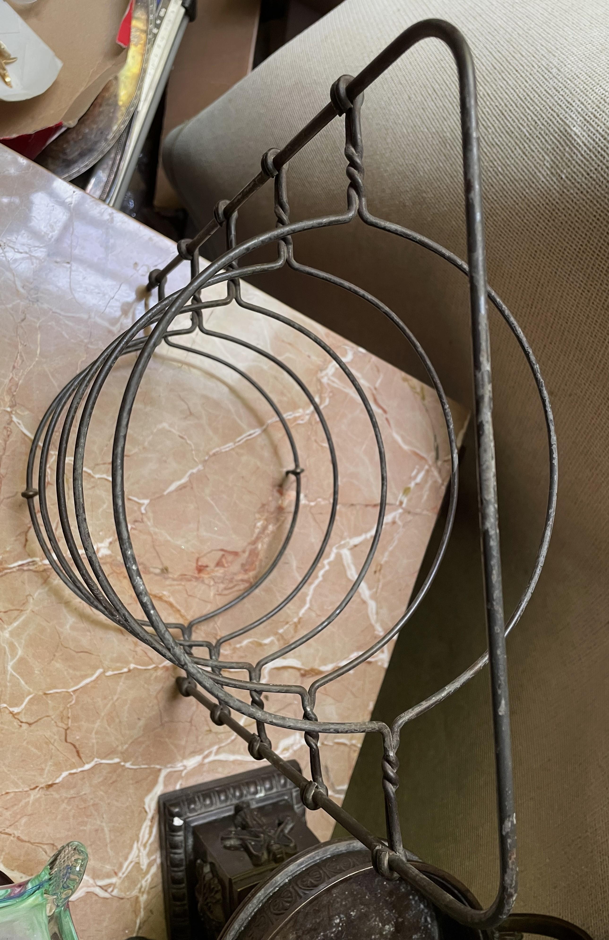 Es una pieza estupenda para cualquier decoración de estilo rústico o campestre. Se trata de un soporte de cinco niveles, cada uno de ellos destinado a sostener un plato de tarta o un plato de galletas o bizcochos, etc. También sería fabuloso para
