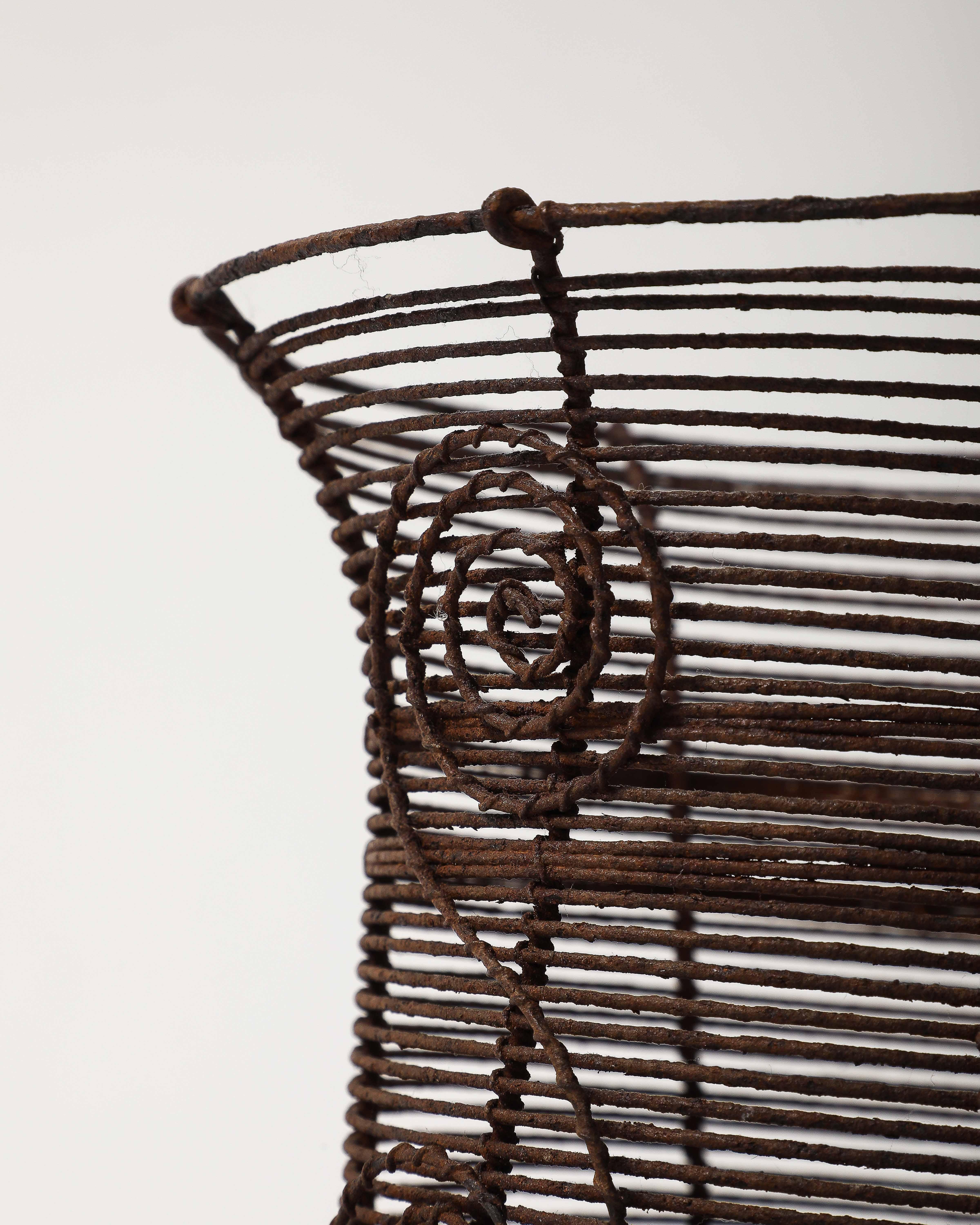 Antica urna a piedistallo in filo ritorto con motivi decorativi, Francia, XIX sec. in vendita 5