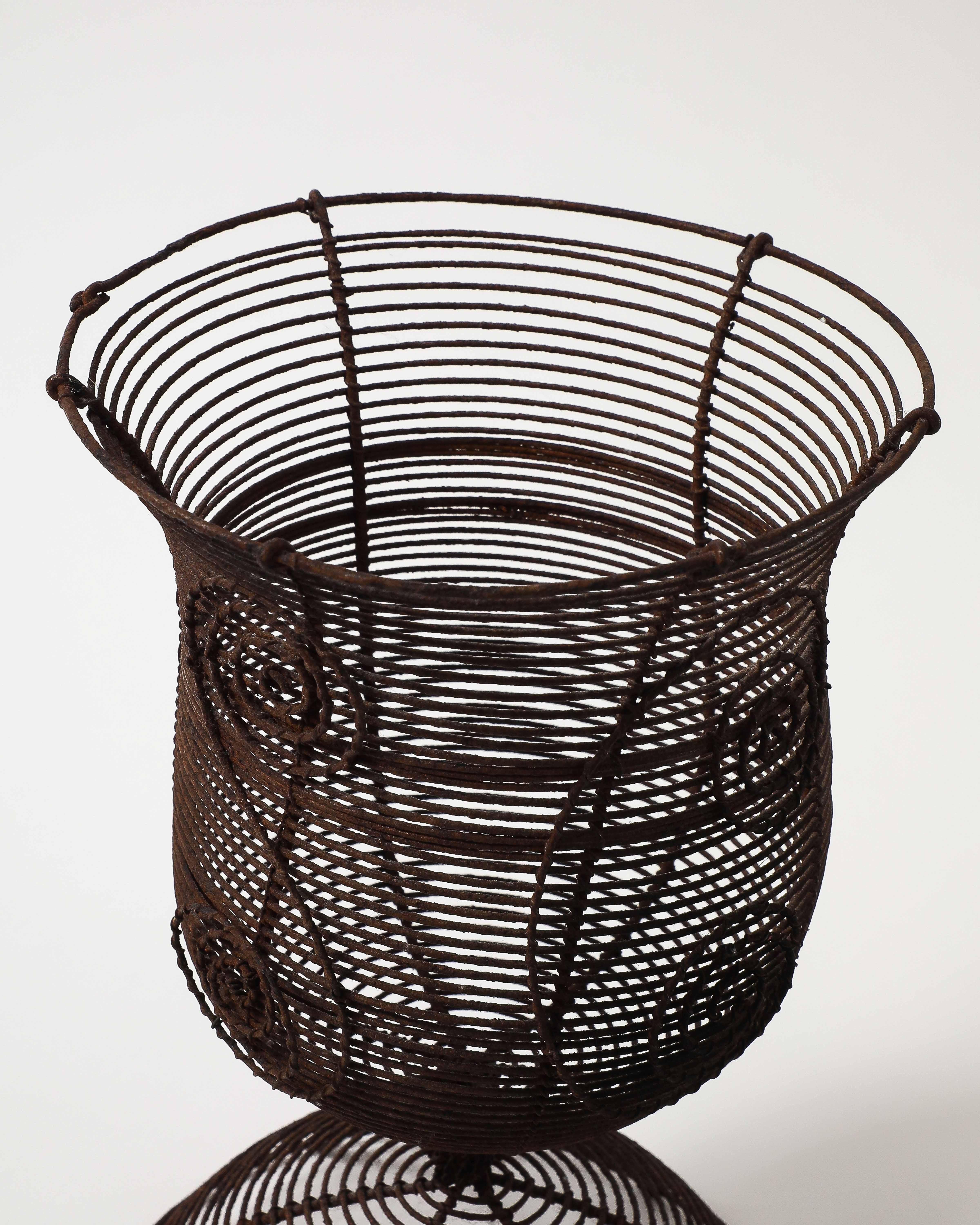 Antica urna a piedistallo in filo ritorto con motivi decorativi, Francia, XIX sec. in vendita 6