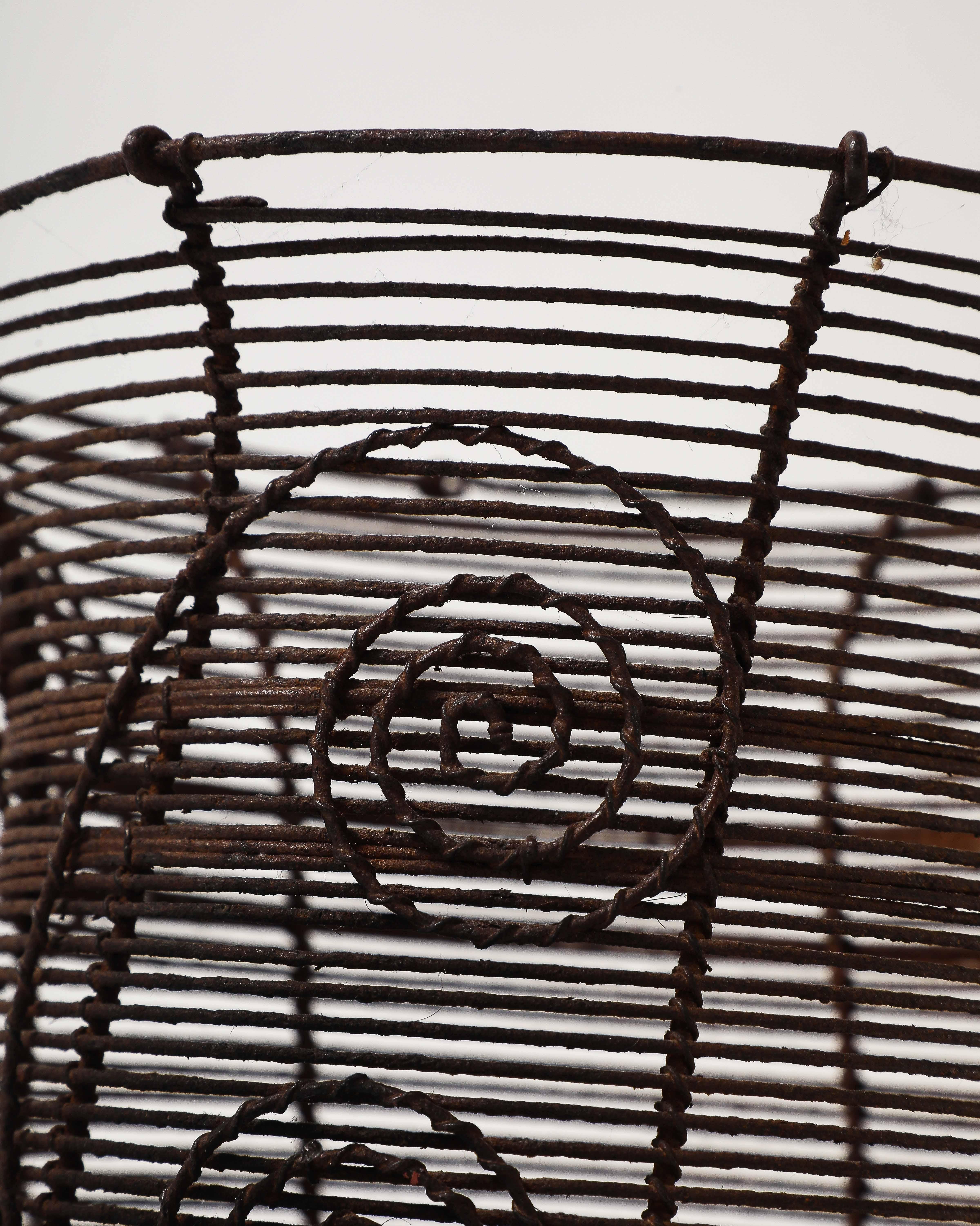 Antica urna a piedistallo in filo ritorto con motivi decorativi, Francia, XIX sec. in vendita 7