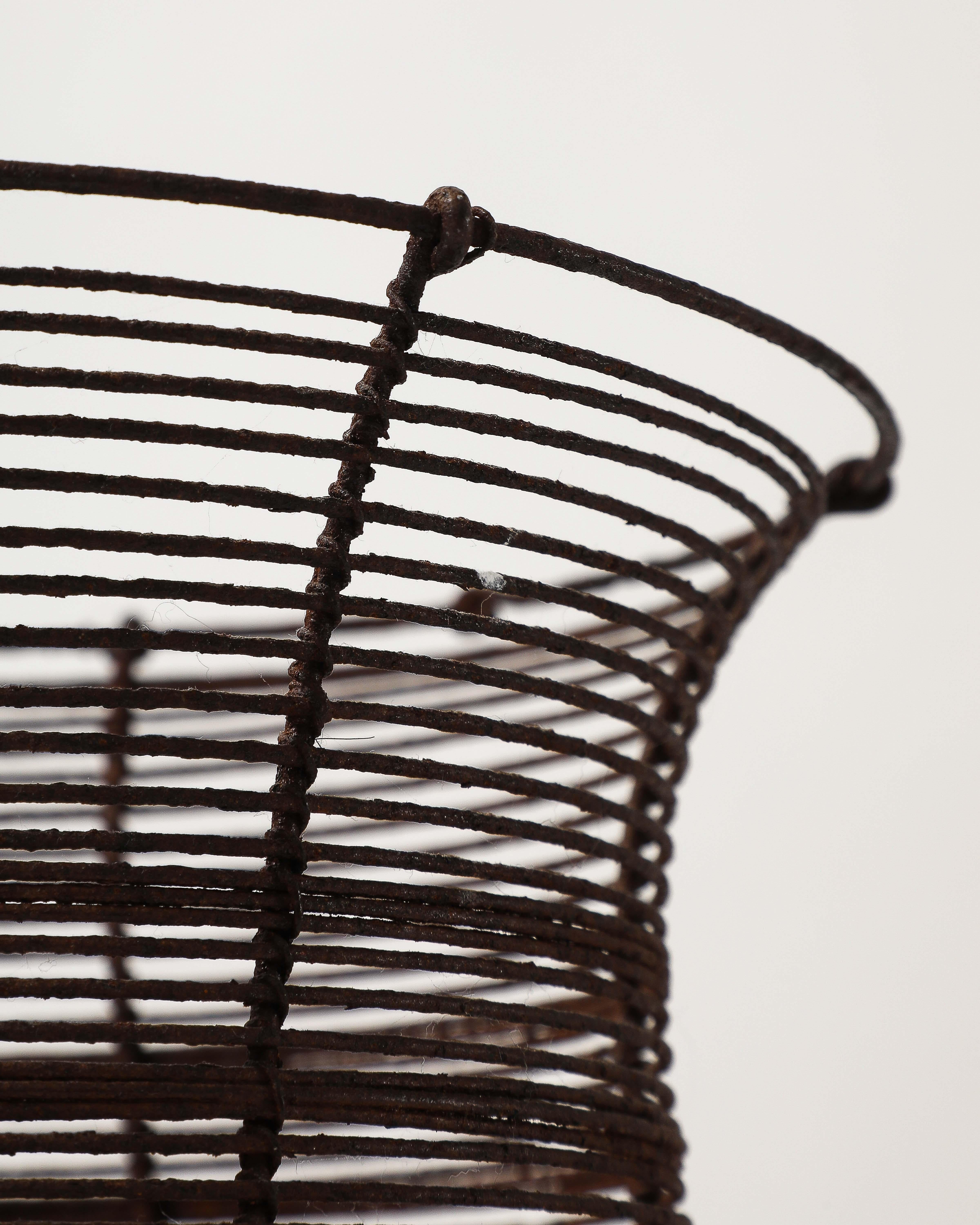 Antica urna a piedistallo in filo ritorto con motivi decorativi, Francia, XIX sec. in vendita 8