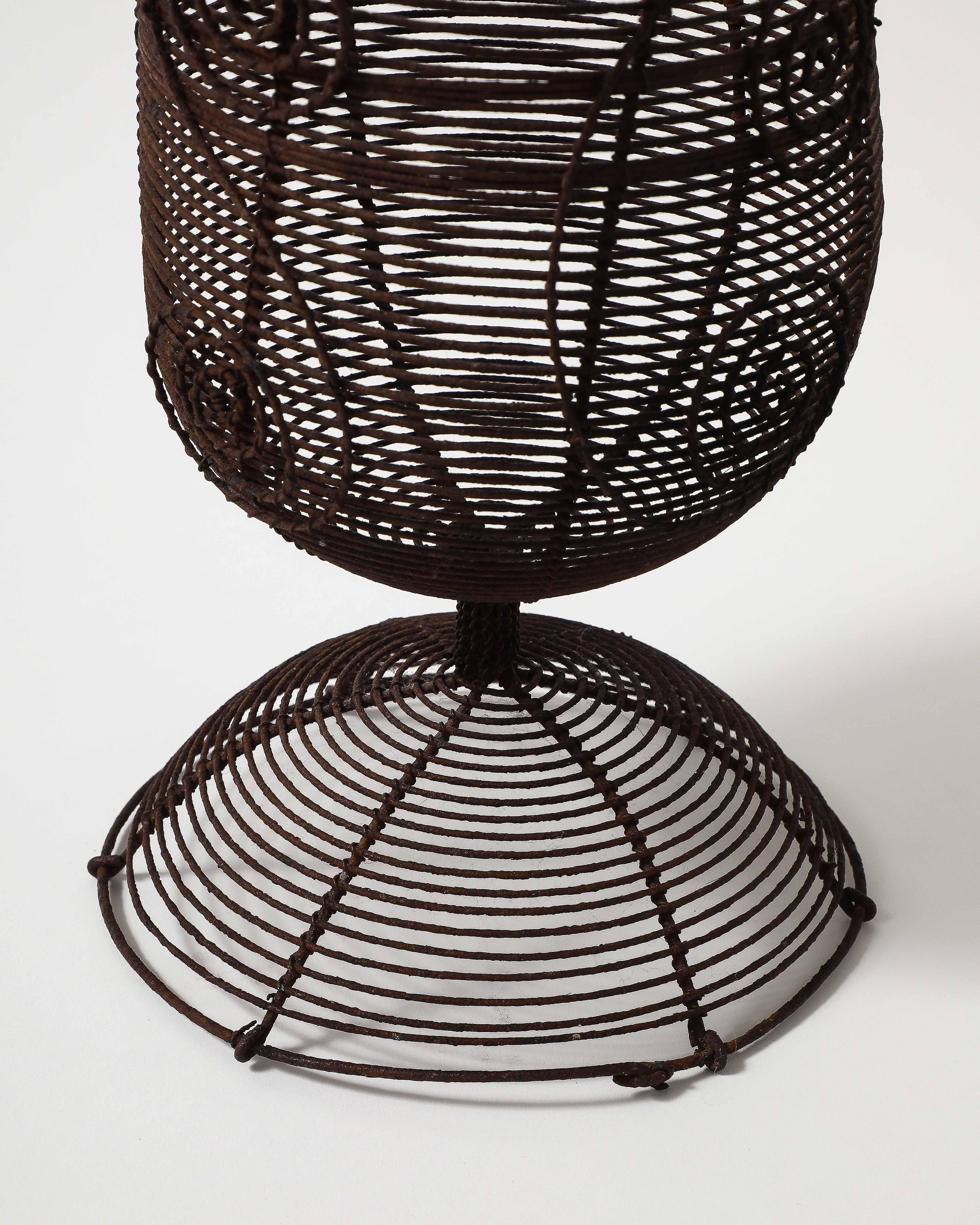 Antica urna a piedistallo in filo ritorto con motivi decorativi, Francia, XIX sec. in vendita 11