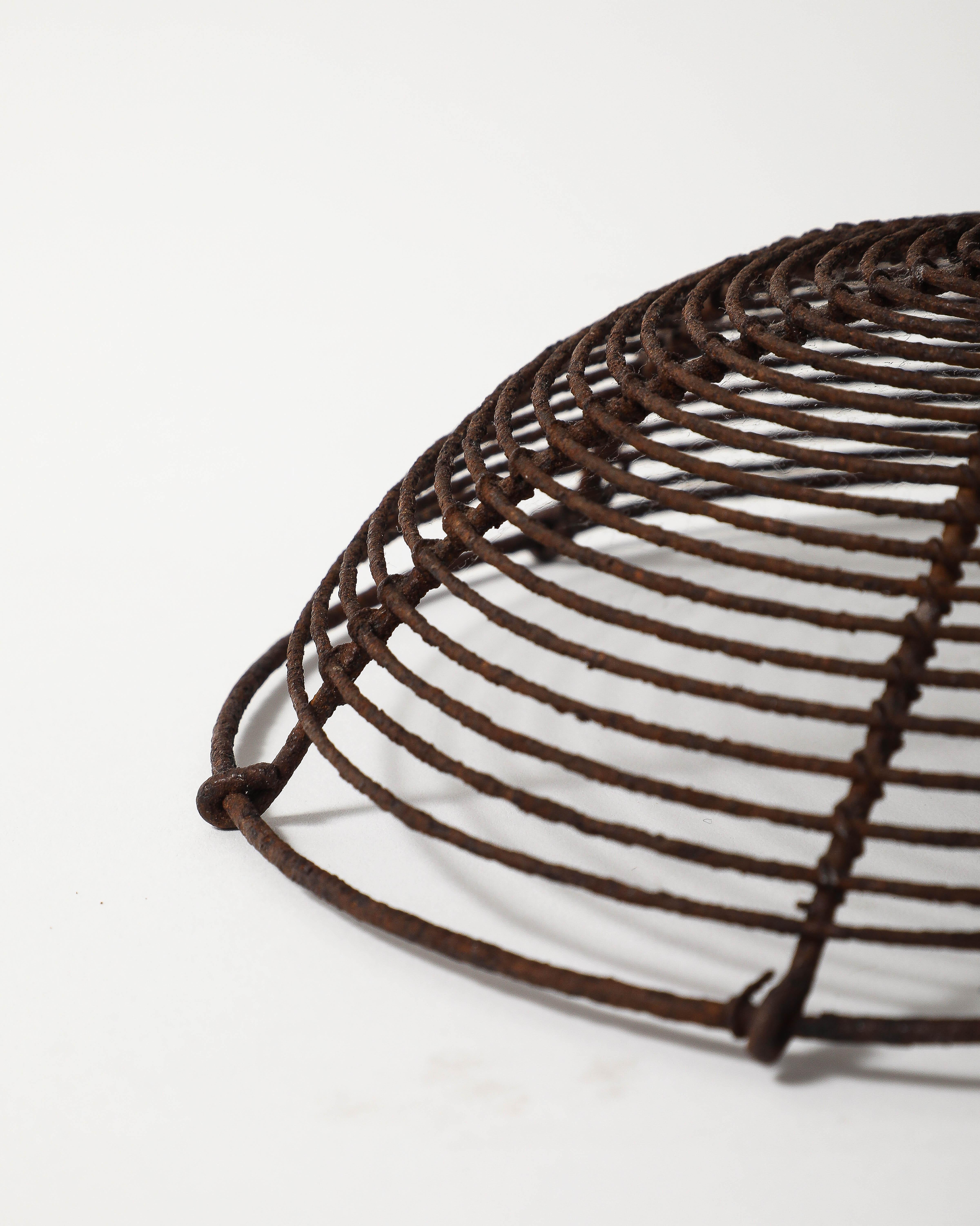 Antica urna a piedistallo in filo ritorto con motivi decorativi, Francia, XIX sec. in vendita 13