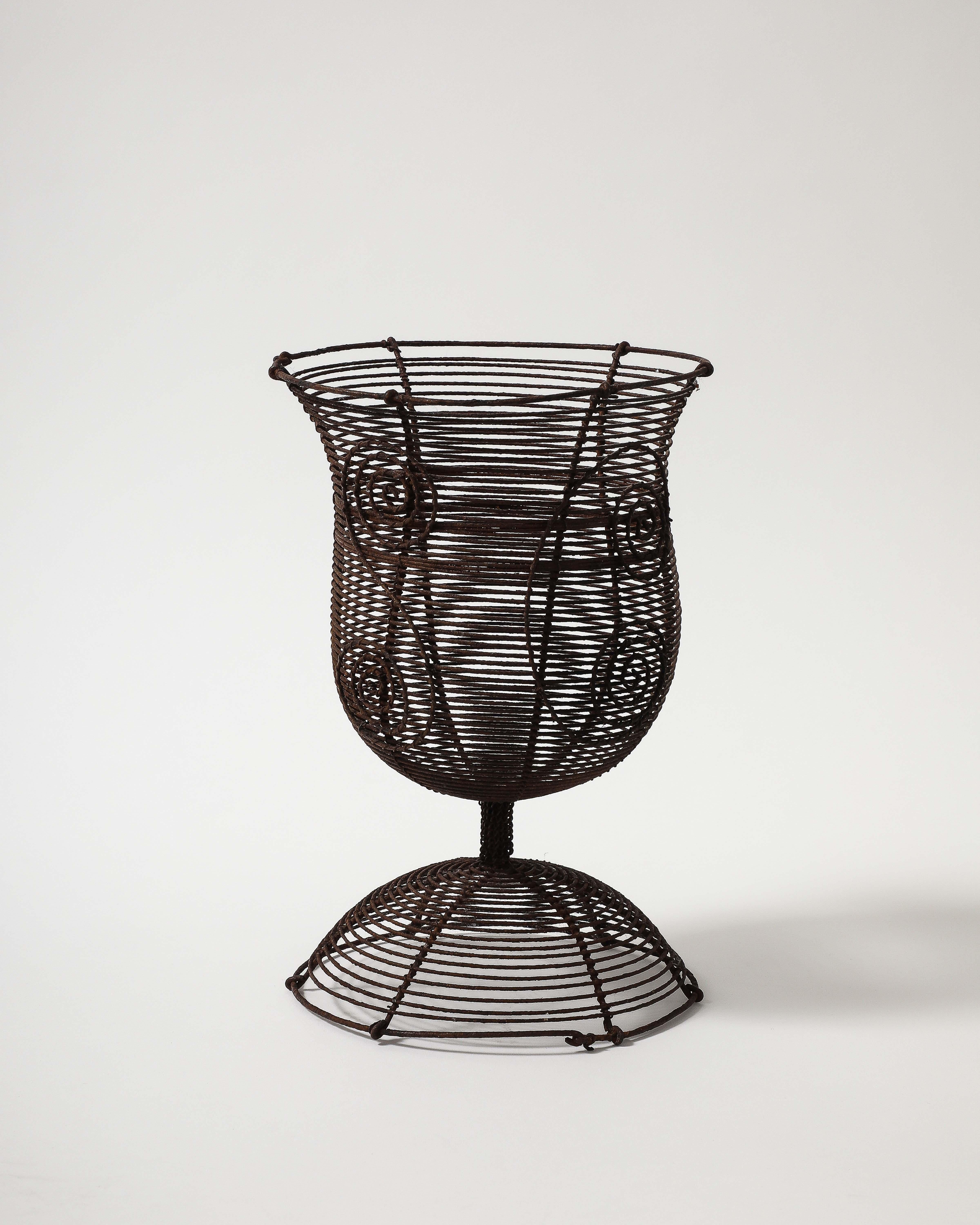 Francese Antica urna a piedistallo in filo ritorto con motivi decorativi, Francia, XIX sec. in vendita