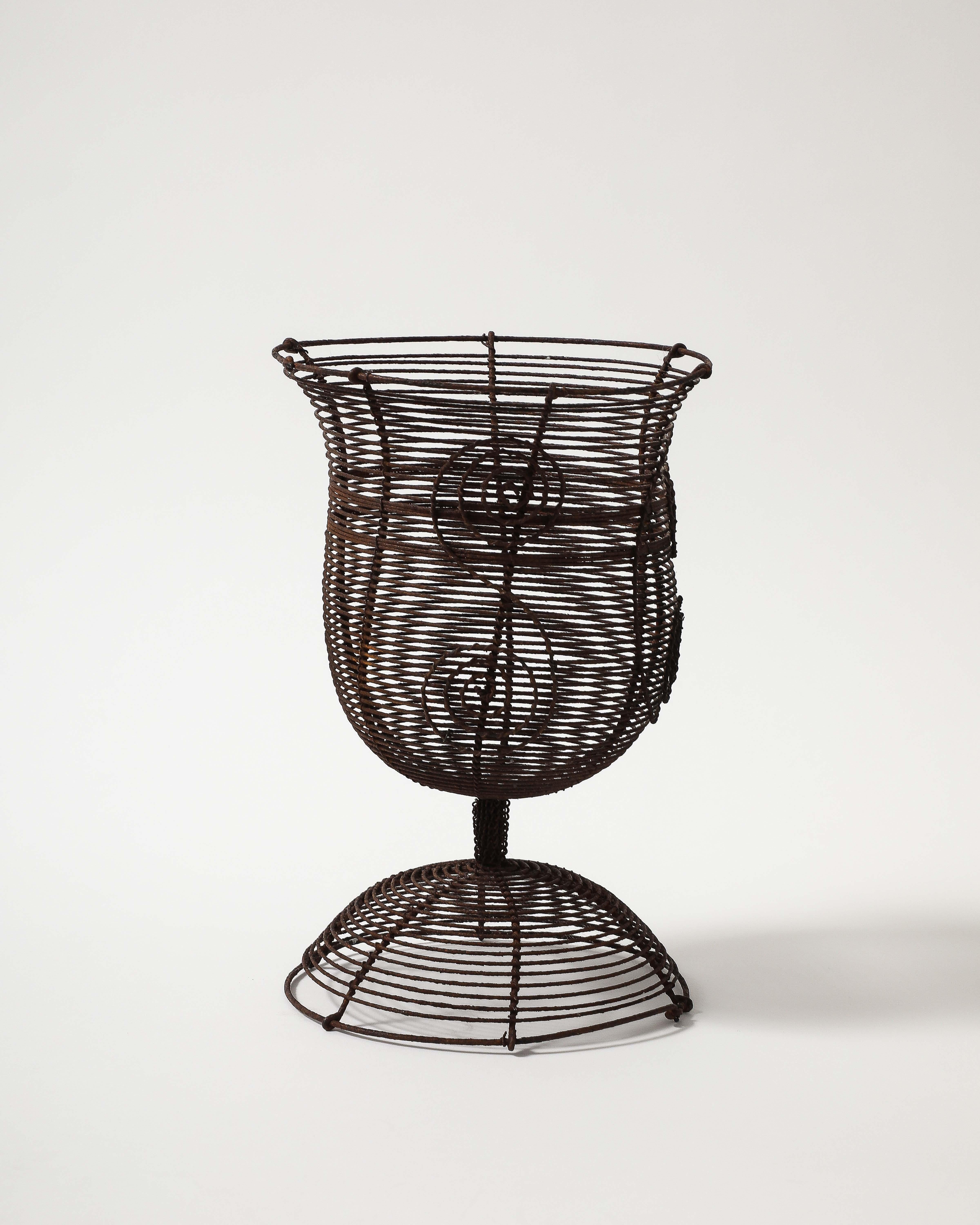 Antica urna a piedistallo in filo ritorto con motivi decorativi, Francia, XIX sec. In condizioni deteriorate in vendita a New York City, NY