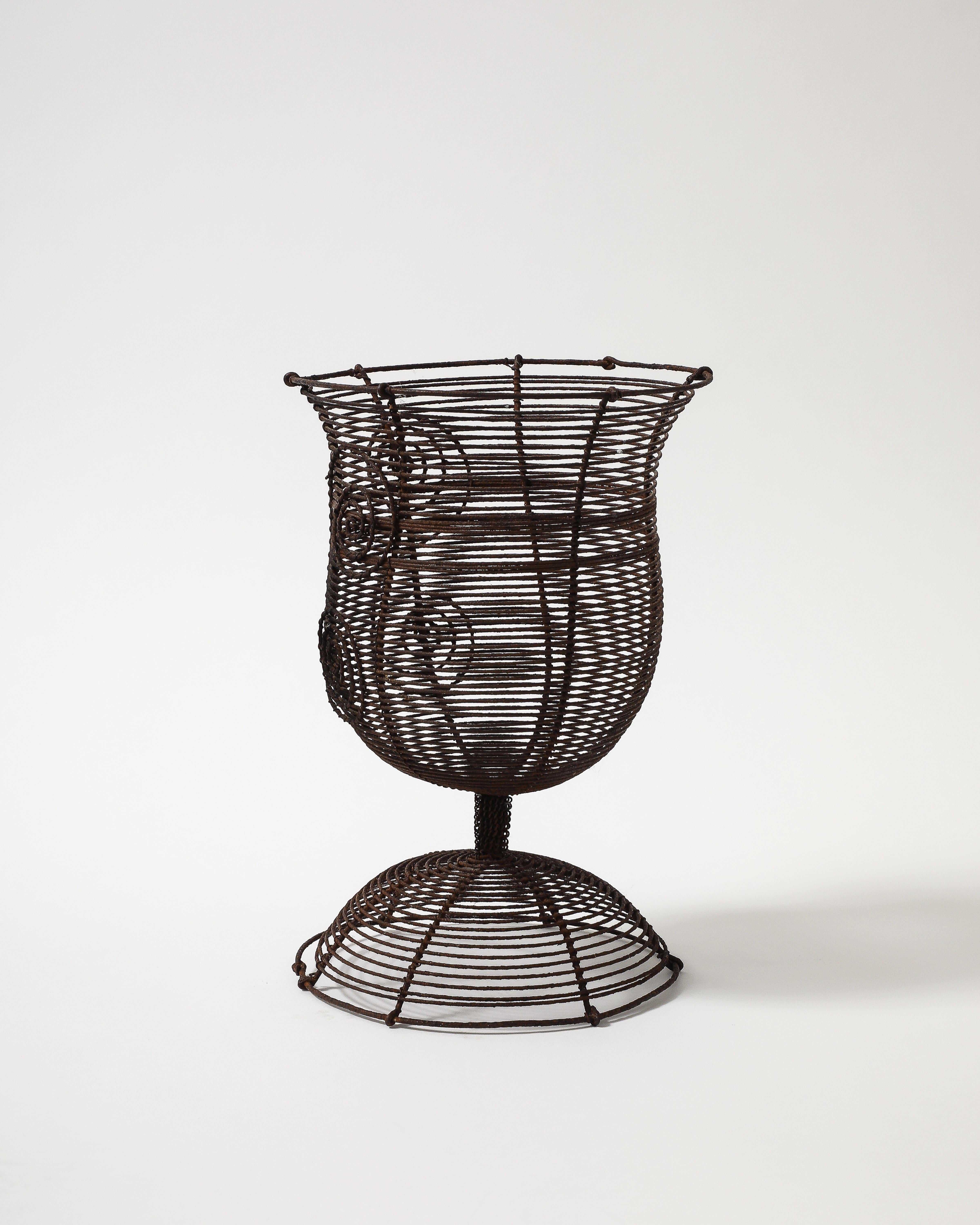 XIX secolo Antica urna a piedistallo in filo ritorto con motivi decorativi, Francia, XIX sec. in vendita