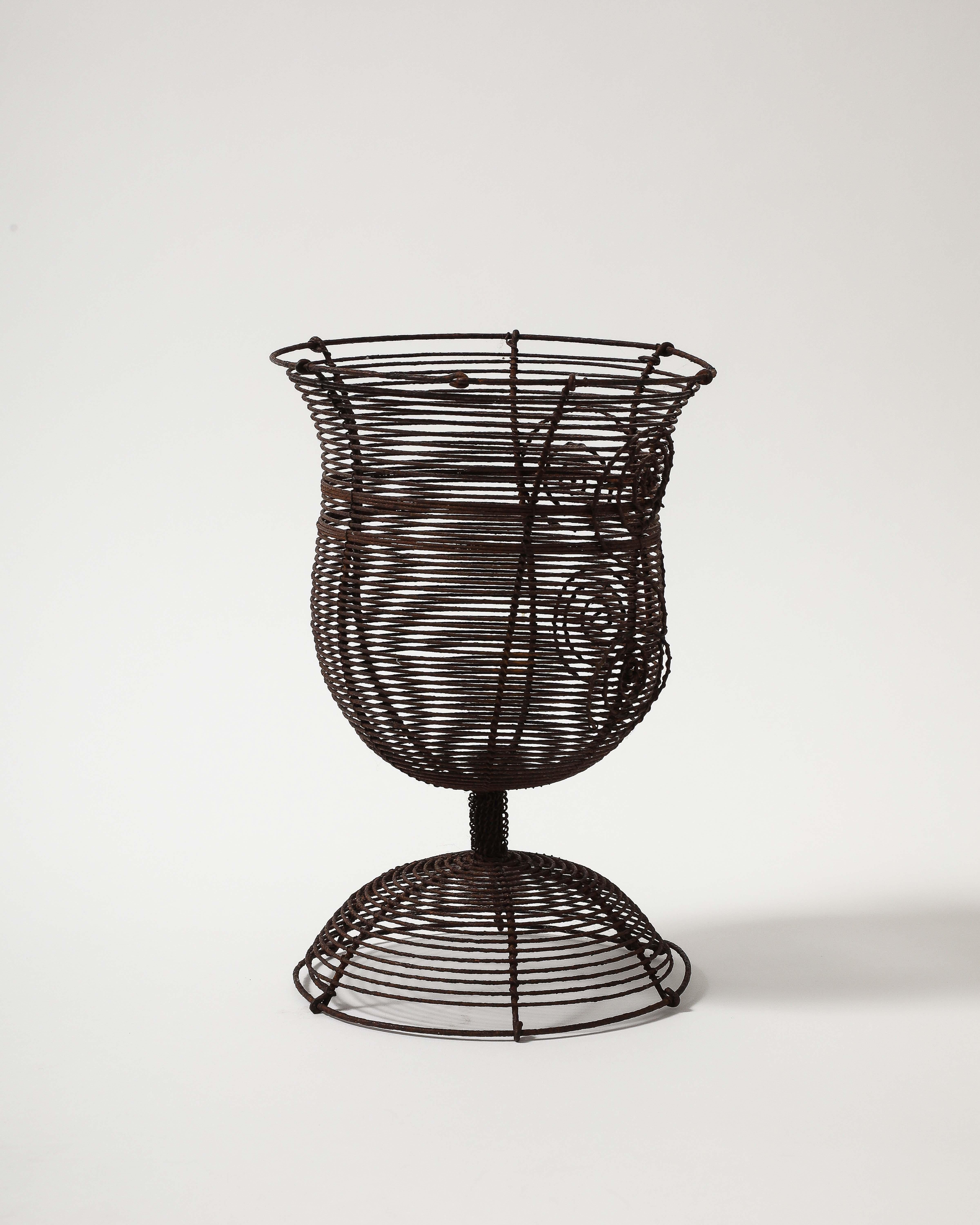 Fil di ferro Antica urna a piedistallo in filo ritorto con motivi decorativi, Francia, XIX sec. in vendita