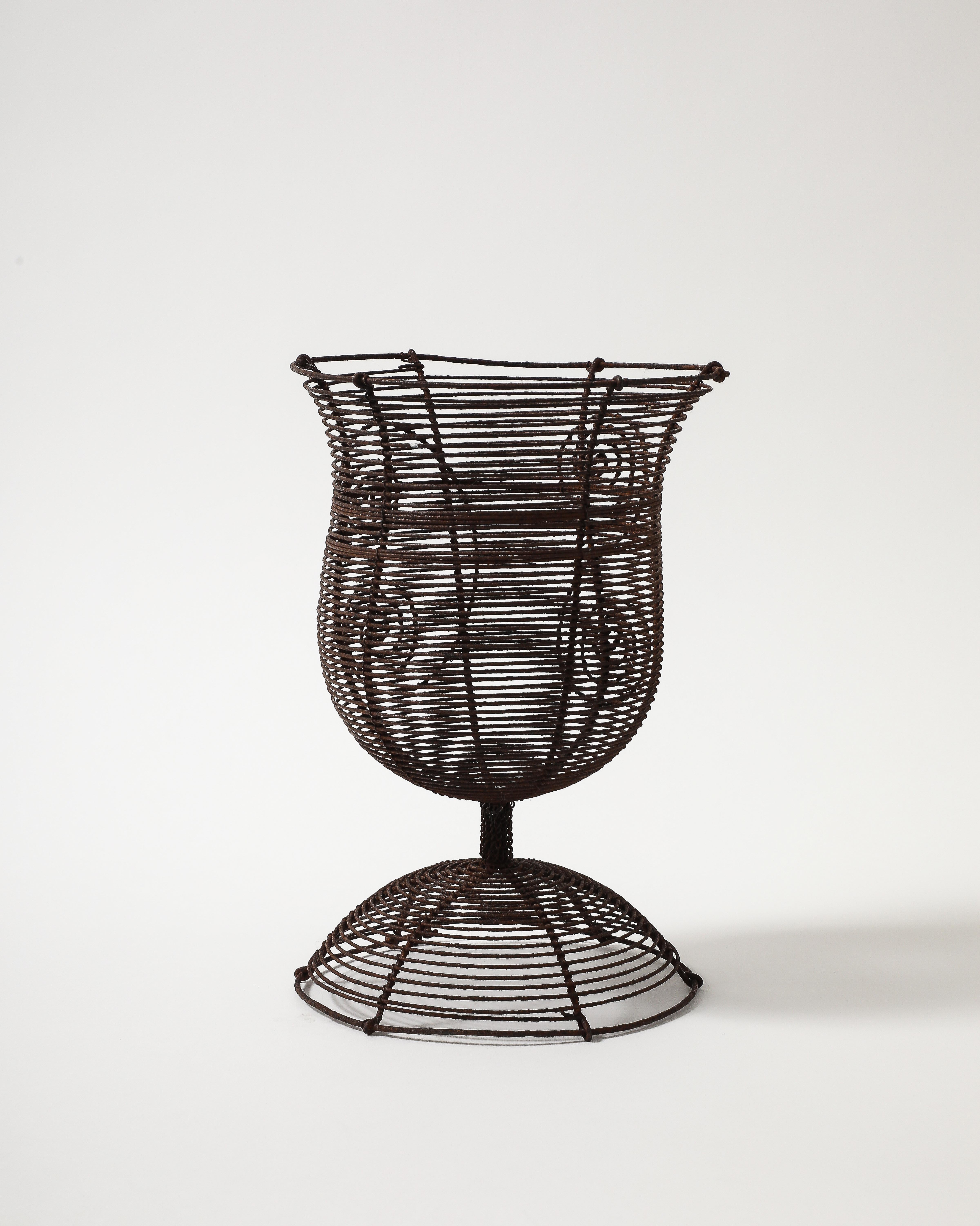 Antica urna a piedistallo in filo ritorto con motivi decorativi, Francia, XIX sec. in vendita 1