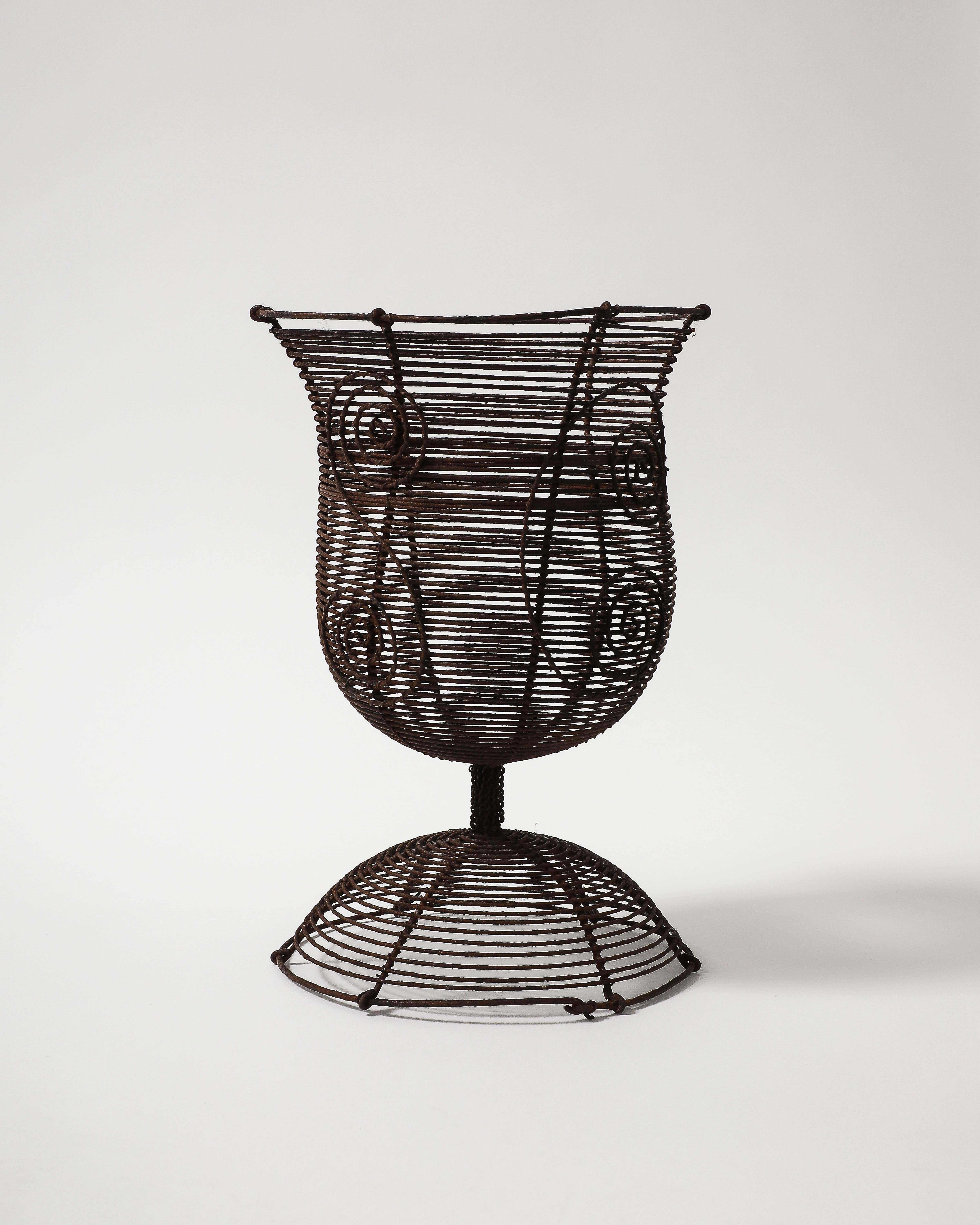 Antica urna a piedistallo in filo ritorto con motivi decorativi, Francia, XIX sec. in vendita 2