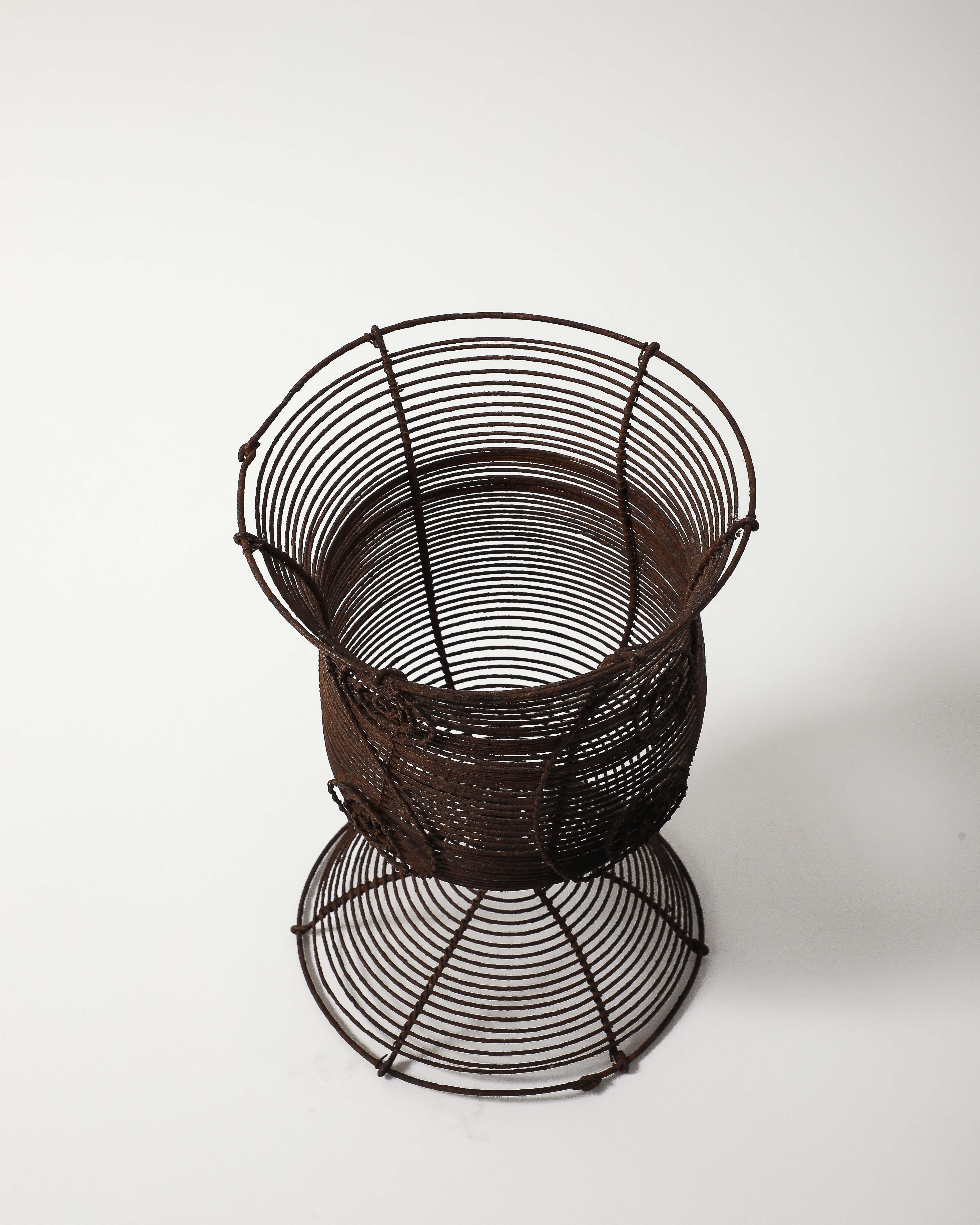 Antica urna a piedistallo in filo ritorto con motivi decorativi, Francia, XIX sec. in vendita 3