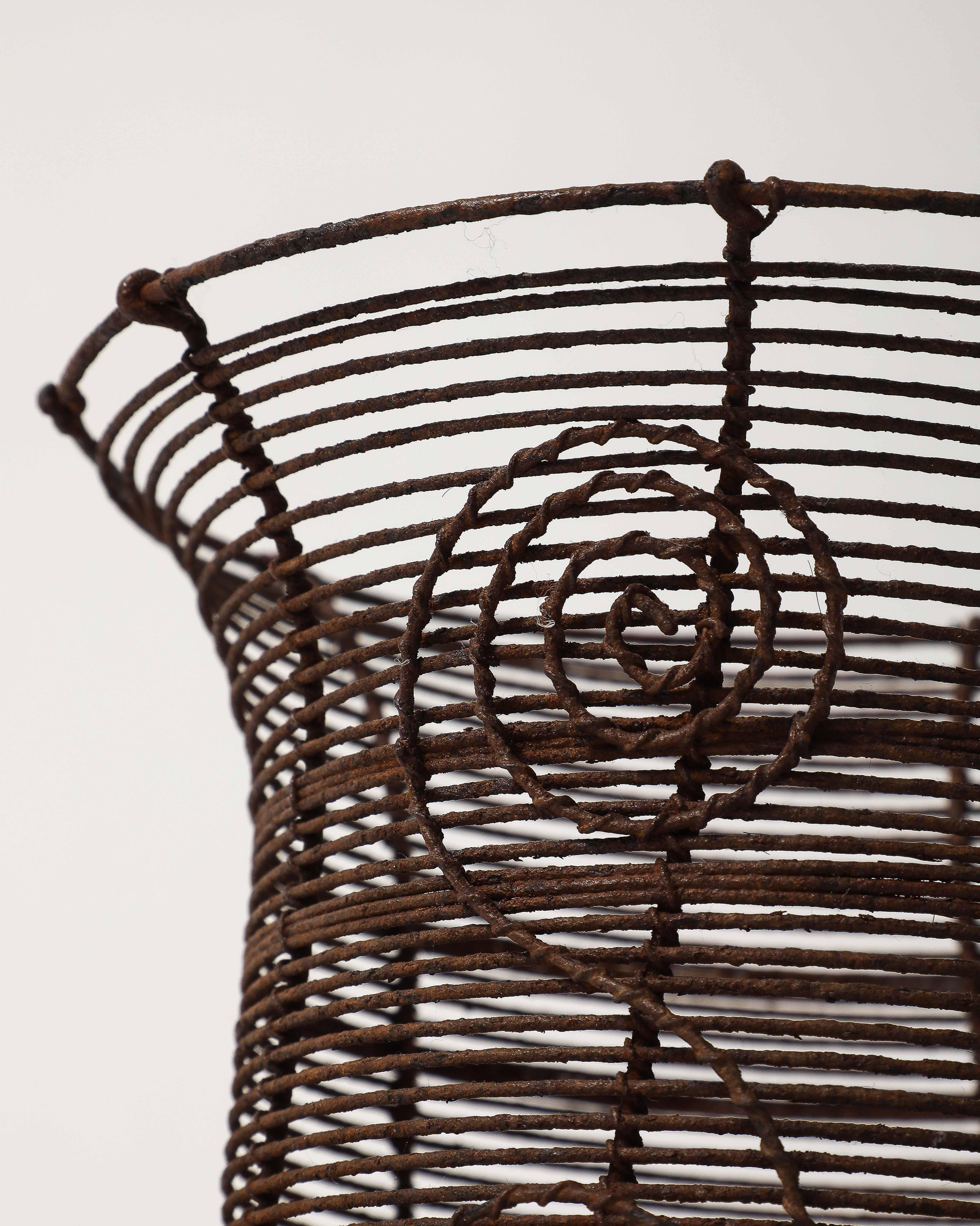 Antica urna a piedistallo in filo ritorto con motivi decorativi, Francia, XIX sec. in vendita 4