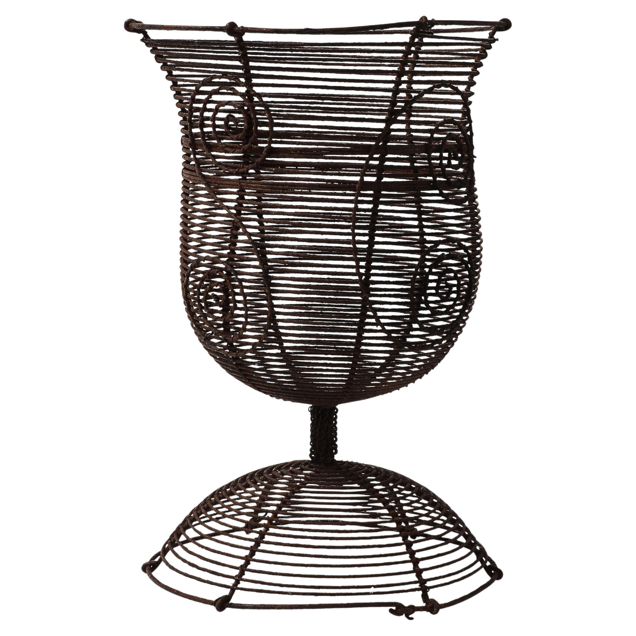 Antike Sockelurne aus gedrehtem Draht mit dekorativen Motiven, Frankreich, 19.