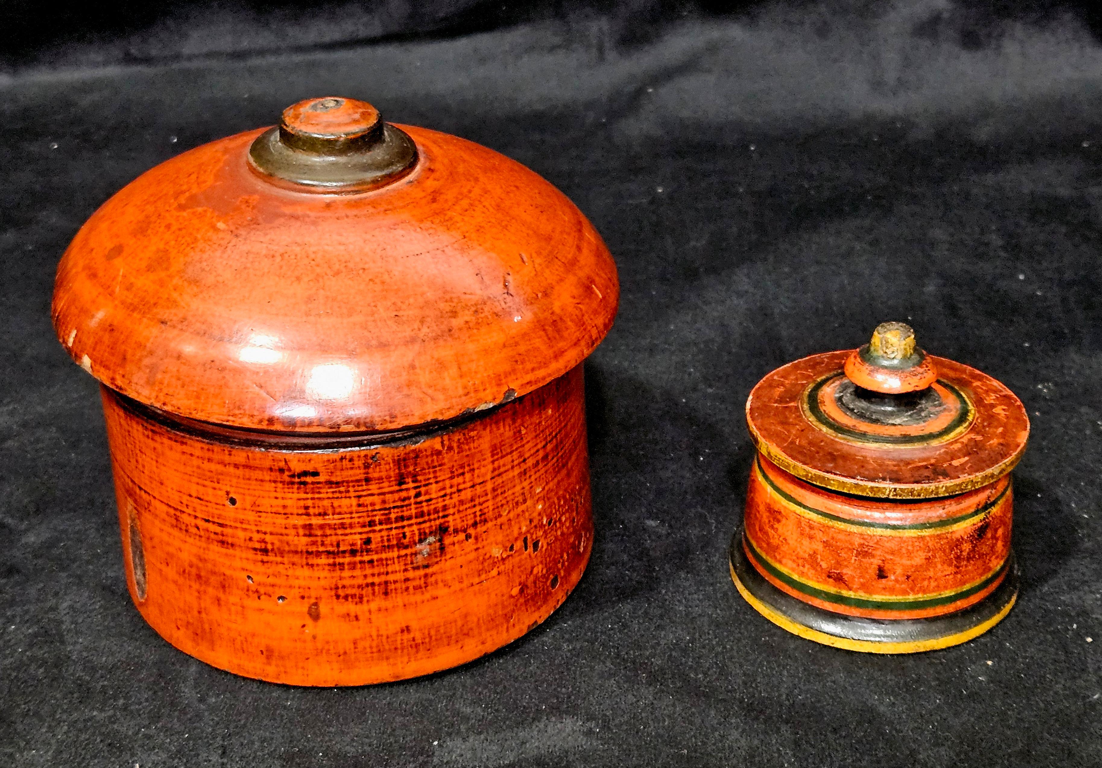 Antiguas Dos Cajas Chinas en Forma de Cilindro Talladas y Lacadas en Dorado con Colores Aplicados.
Hay un desconchón en la tapa del grande, por favor, mira las fotos.
 Talla:
1. Grande: 5,5
