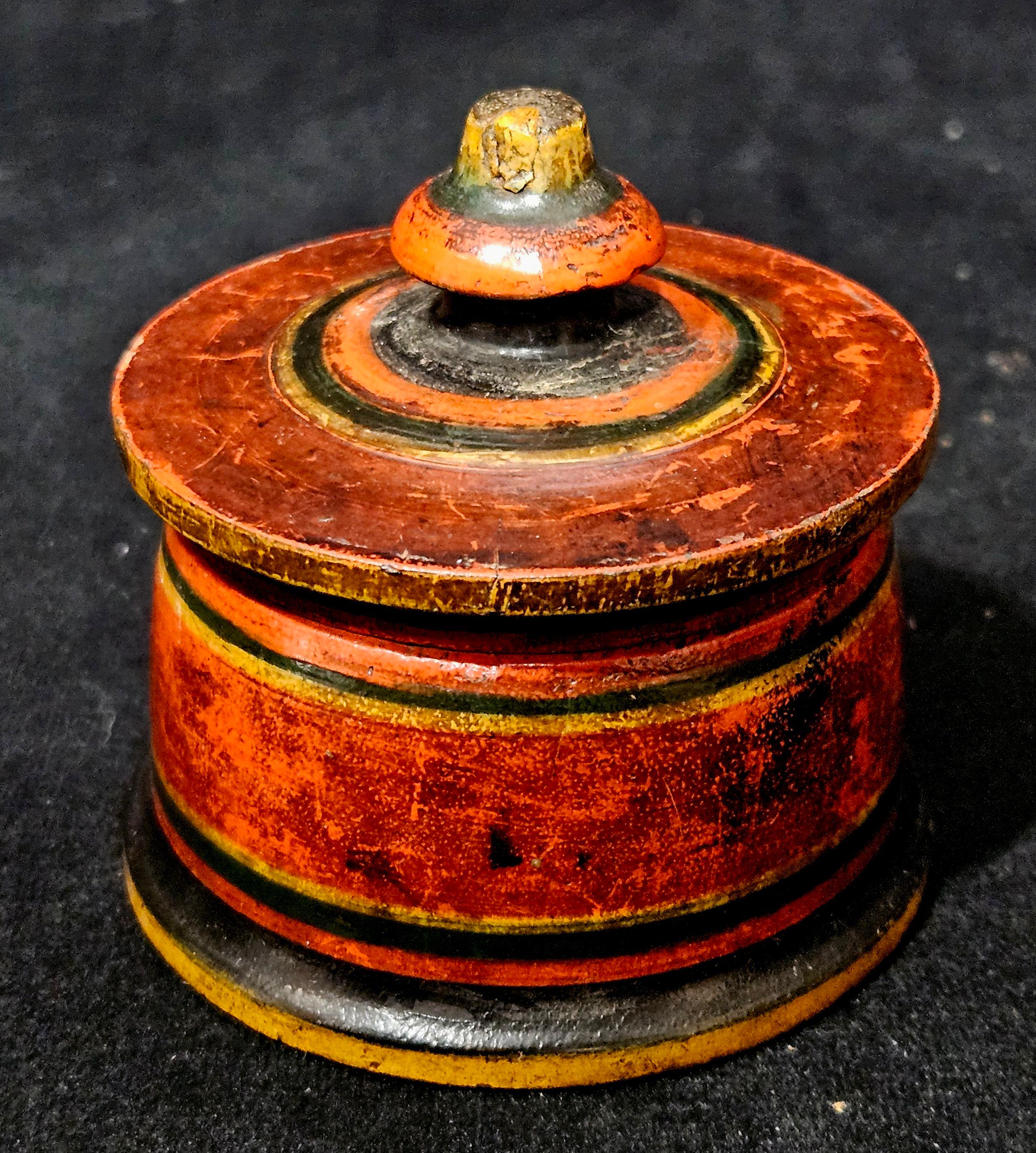 Antiguas Dos Cajas Chinas de Forma Cilíndrica Lacadas en Dorado en Bueno estado para la venta en Norton, MA