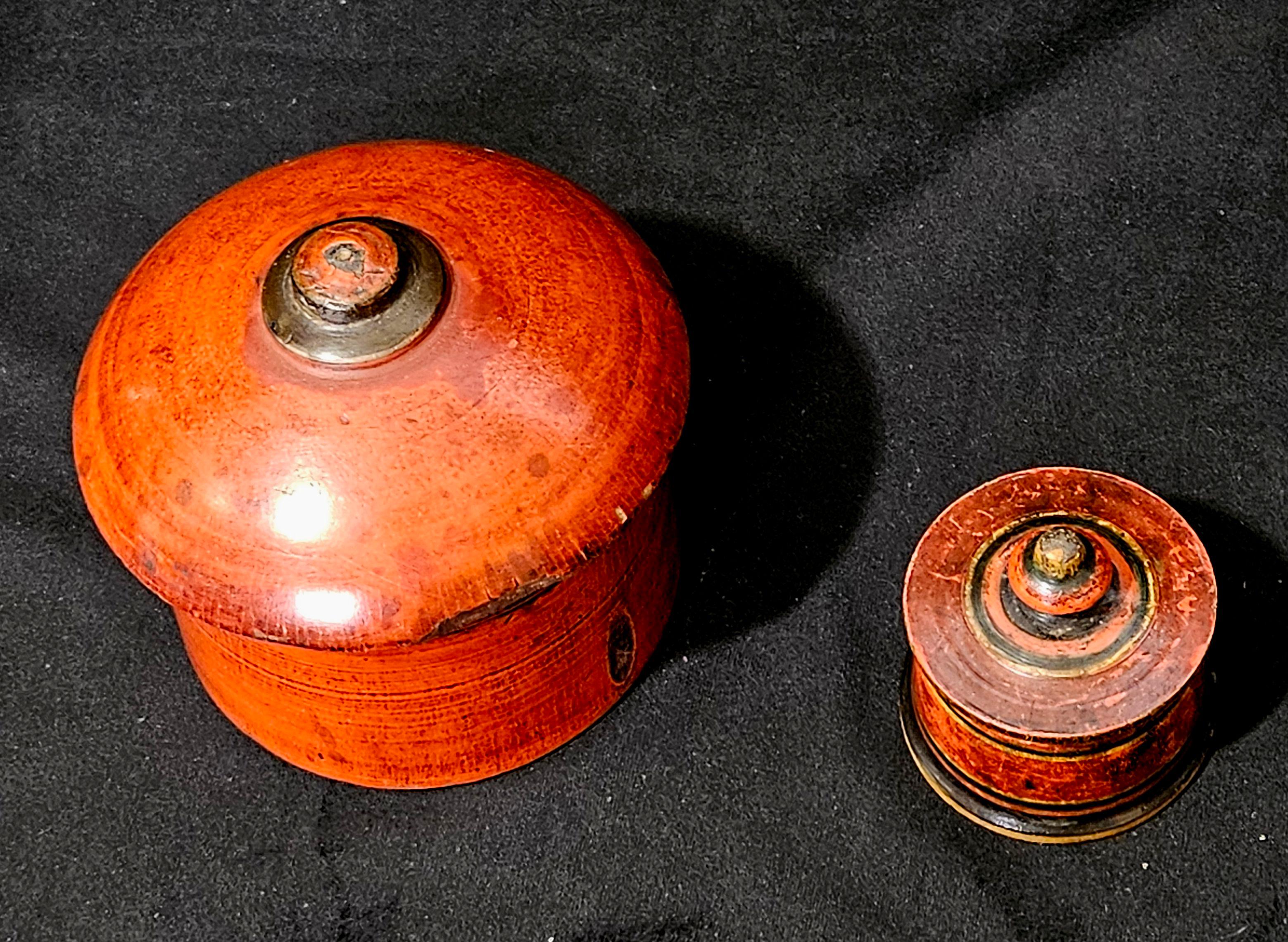 Antiguas Dos Cajas Chinas de Forma Cilíndrica Lacadas en Dorado Porcelana en venta