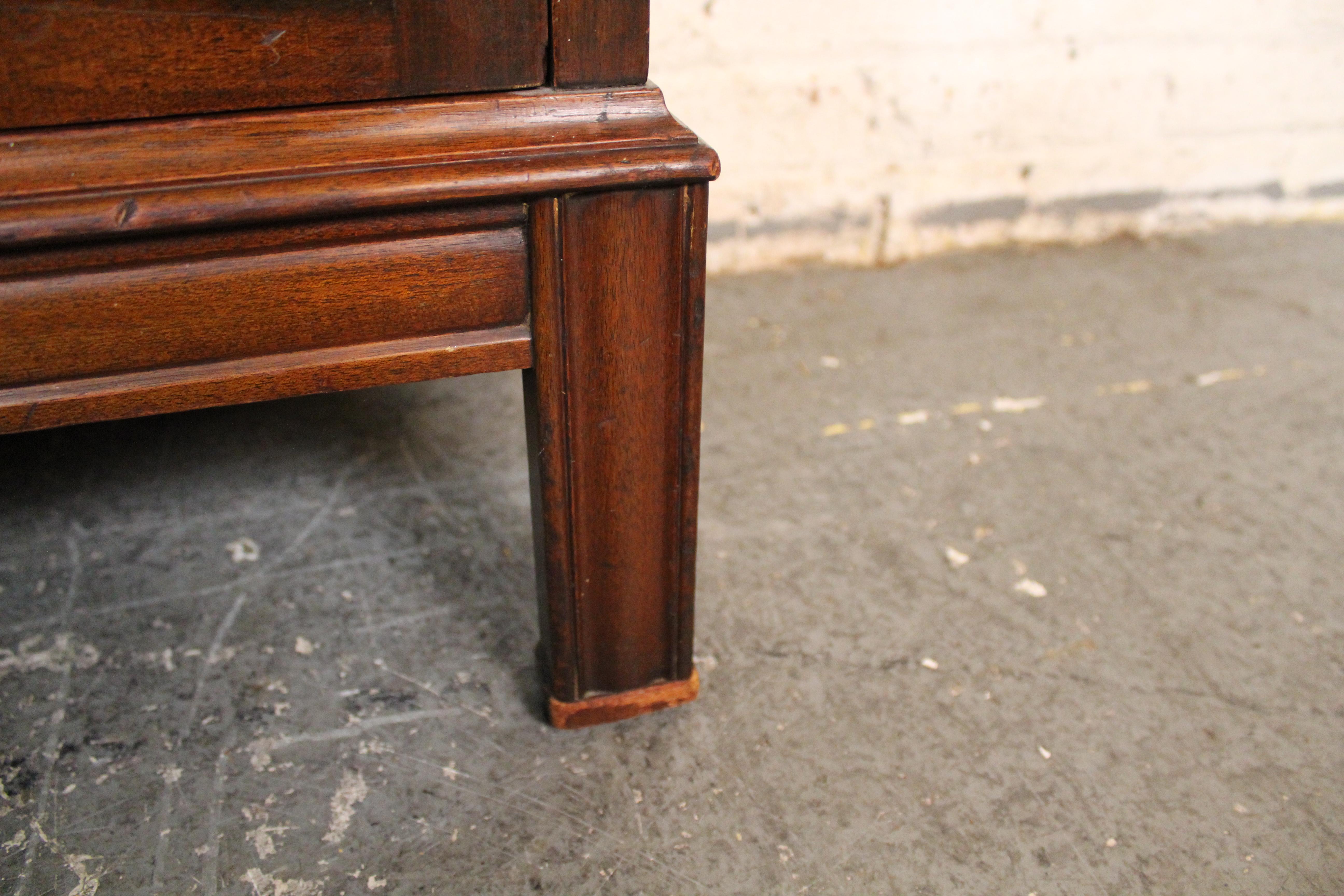 Antiker zweitüriger Schrank im Angebot 5