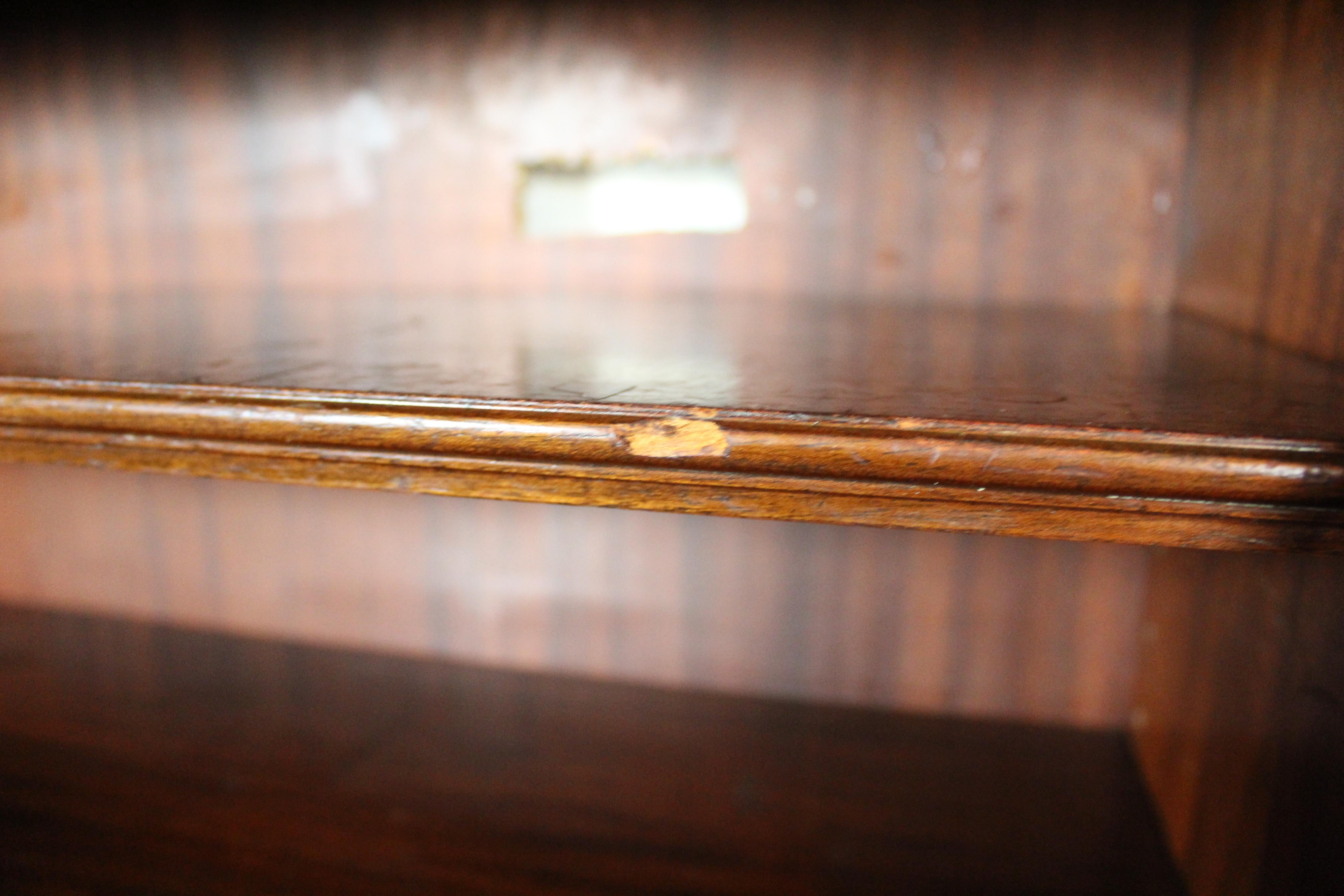 Antiker zweitüriger Schrank im Angebot 9