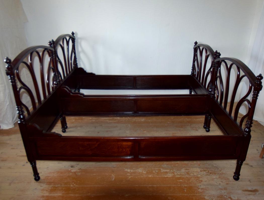 - model No.874 J
- completely restored
- New shellac hand-polished polished polish
- curved steamed solid beech wood and solid wood sides
- beds are unfoldable ( without mattresses and mattresses)
- outside max length 194 cm, width 91 cm,