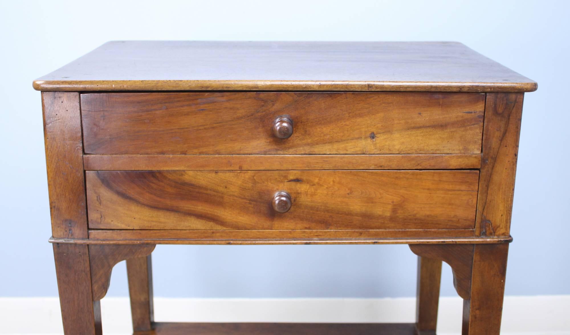 XIXe siècle Table d'appoint ancienne à deux tiroirs en noyer