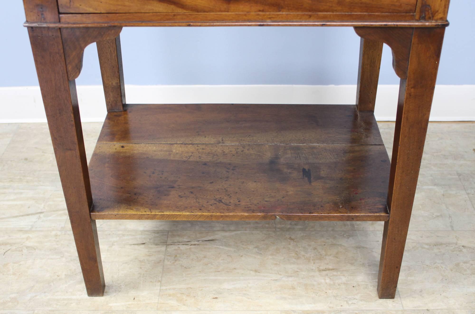 Noyer Table d'appoint ancienne à deux tiroirs en noyer