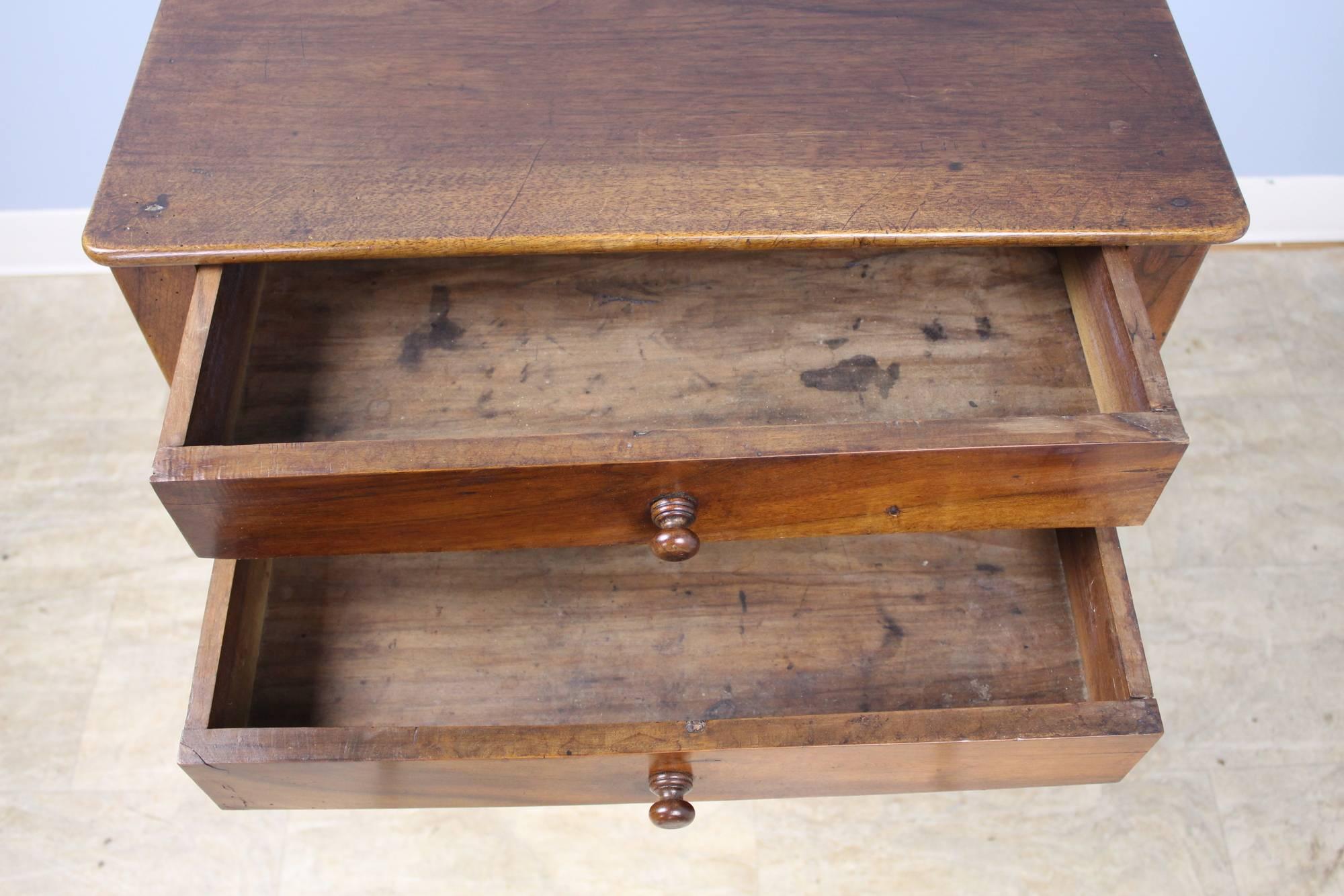 Table d'appoint ancienne à deux tiroirs en noyer 1