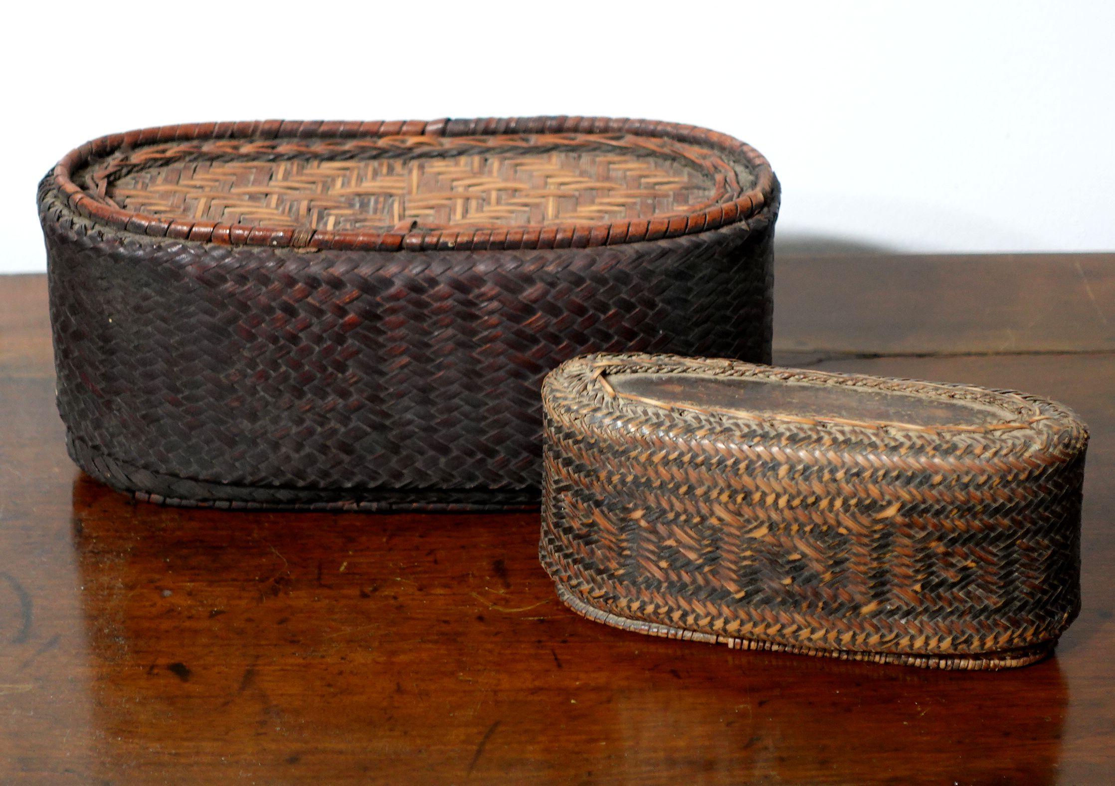 Deux boîtes à bandes en bambou tressé, dont une avec des détails en cuir et des décorations géométriques,
Dimensions :
1. 8,75
