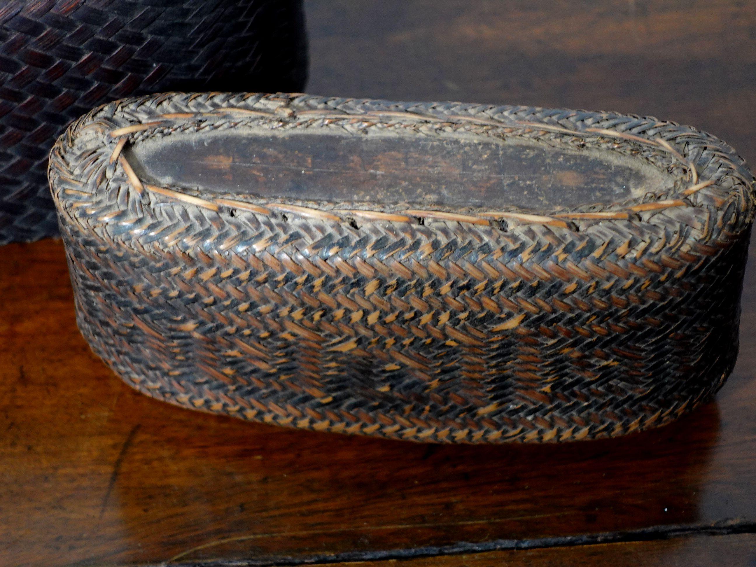 Deux boîtes japonaises anciennes à rayures en bambou tissé Bon état - En vente à Norton, MA