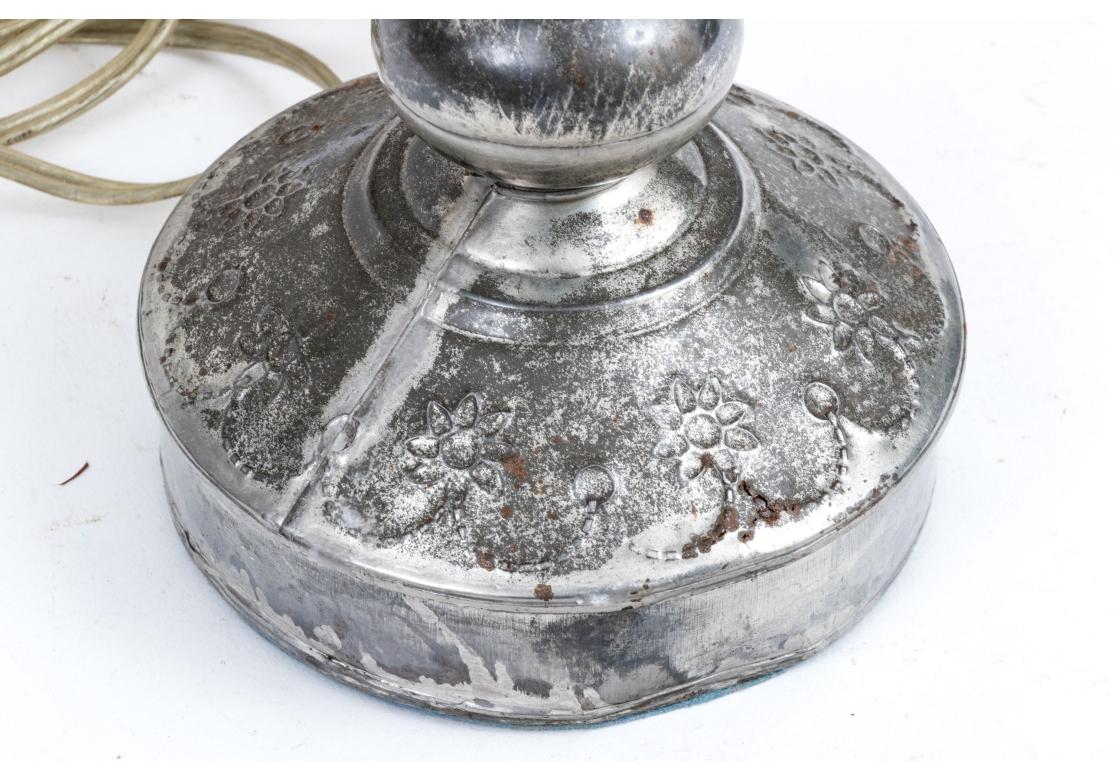 Antike zweiflammige Tischlampe im Angebot 6