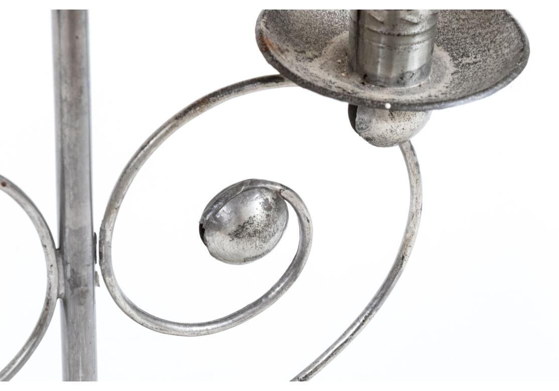 Antike zweiflammige Tischlampe im Zustand „Starke Gebrauchsspuren“ im Angebot in Bridgeport, CT