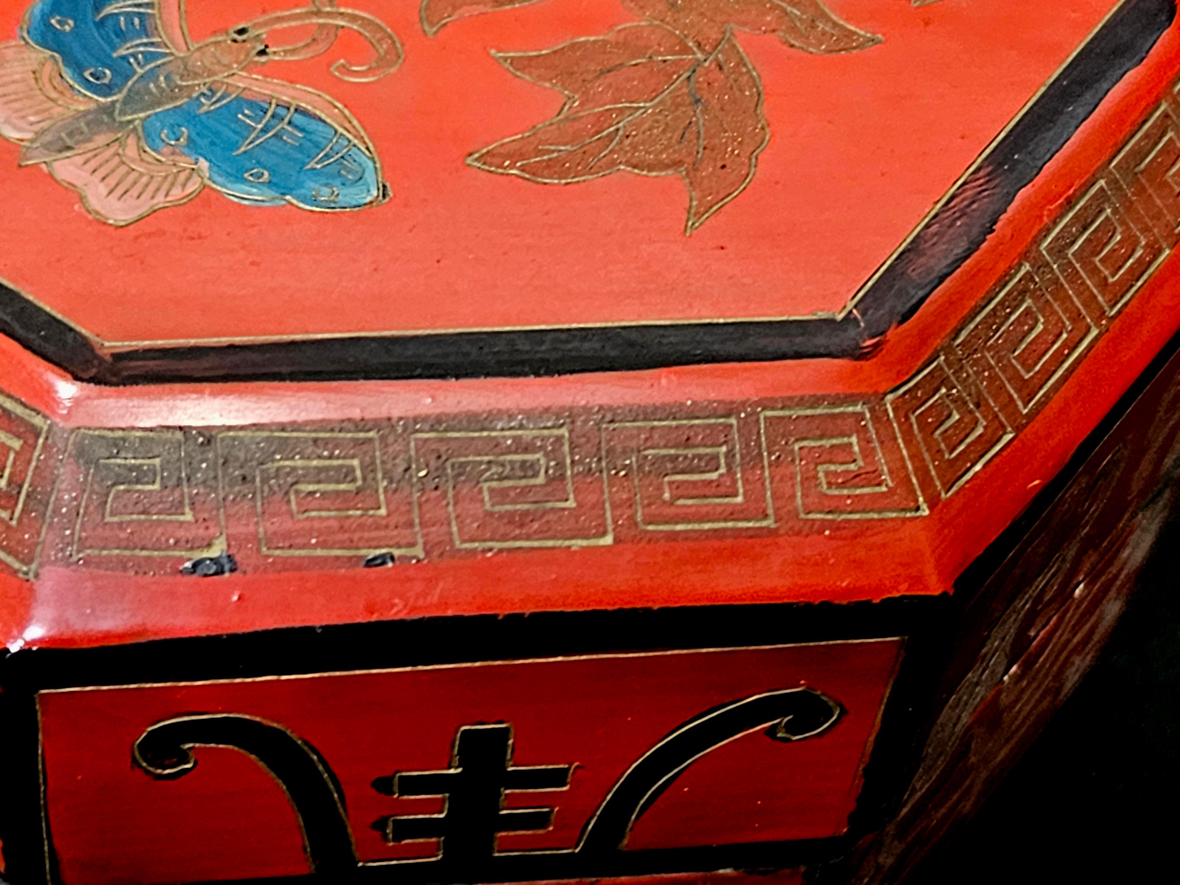 Deux boîtes chinoises anciennes de forme octogonale laquée et dorée en vente 9