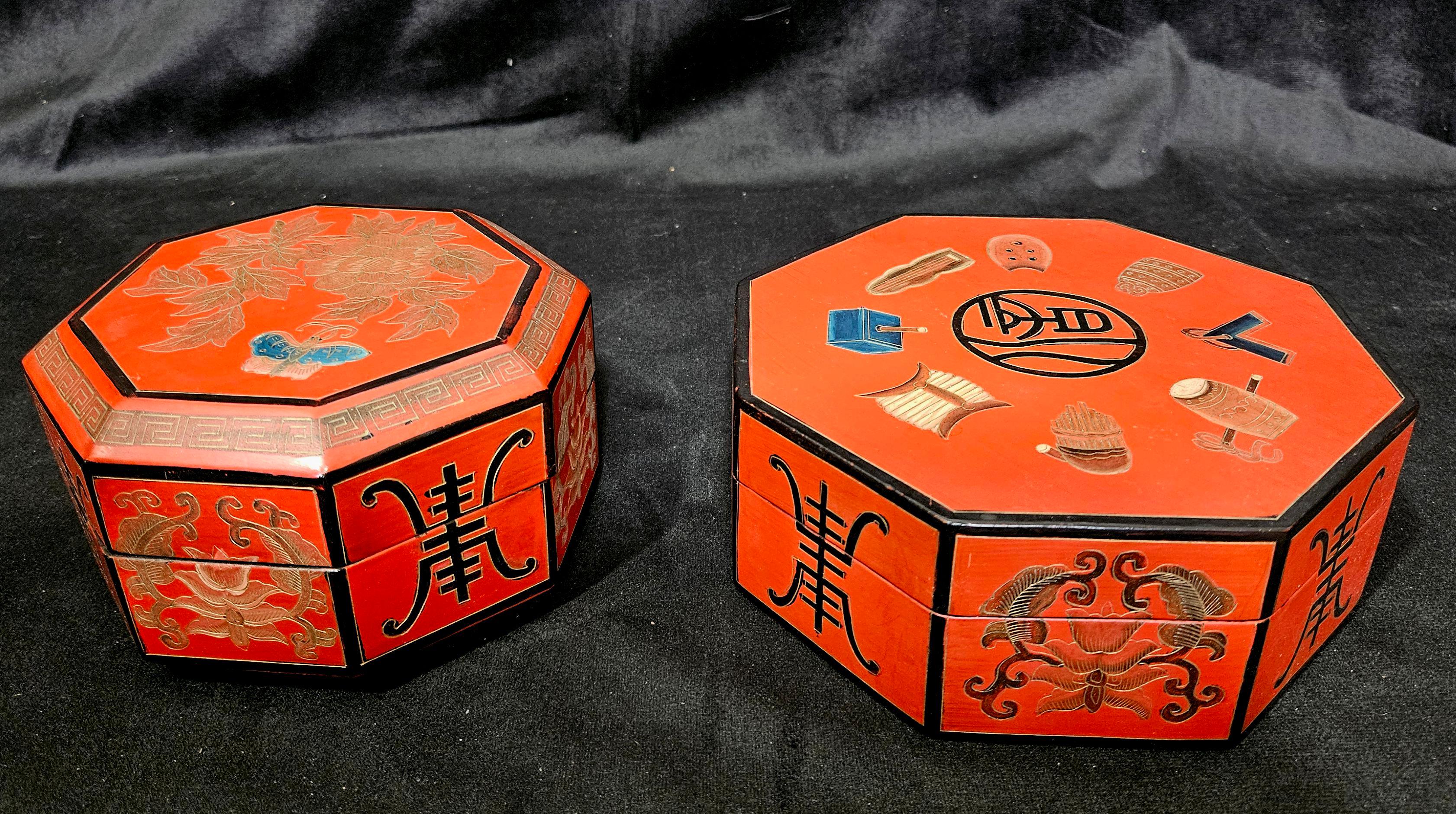 Deux boîtes chinoises laquées, sculptées et dorées, de forme octogonale, représentant huit trésors correspondant à la forme des contenants et à l'écriture chinoise de la 