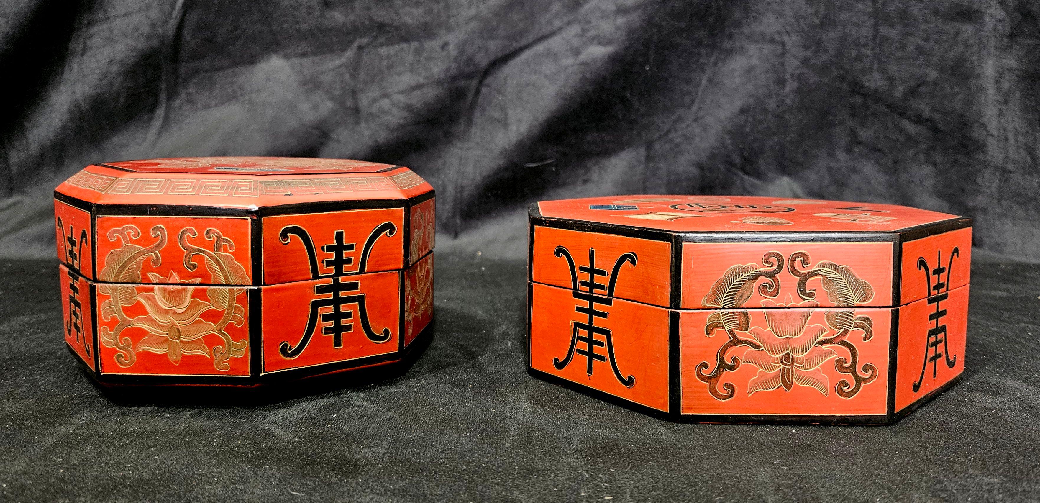 Chinois Deux boîtes chinoises anciennes de forme octogonale laquée et dorée en vente