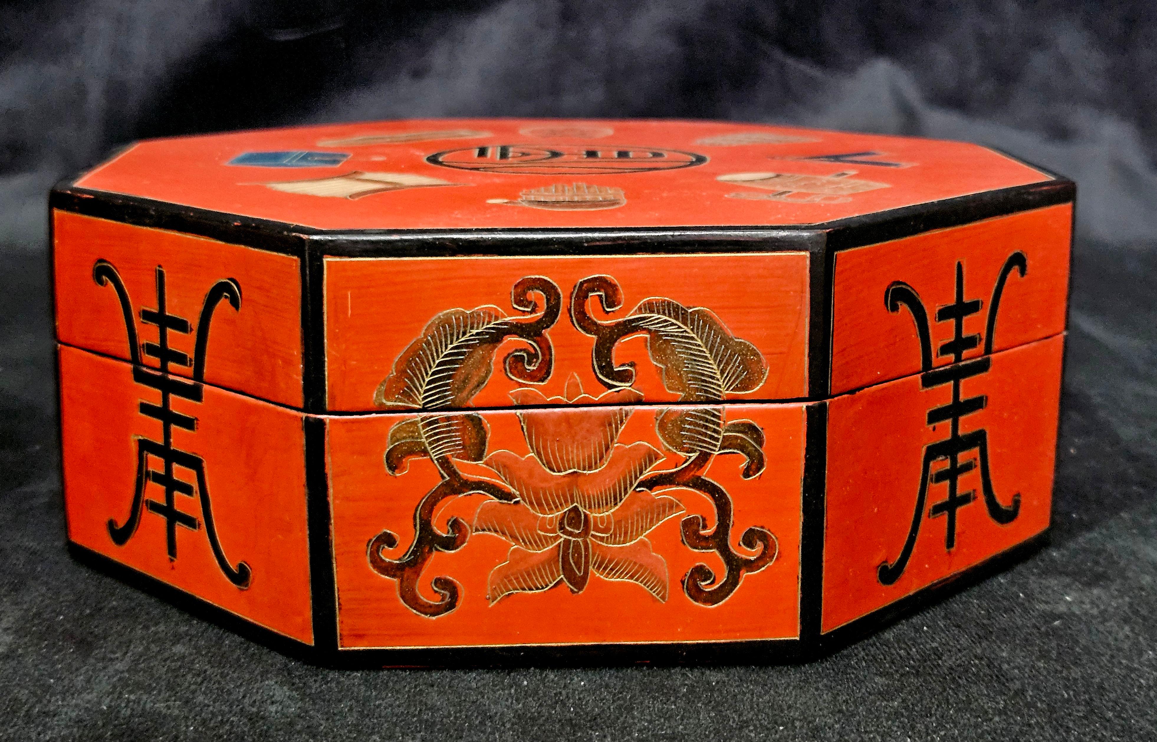 Fait main Deux boîtes chinoises anciennes de forme octogonale laquée et dorée en vente