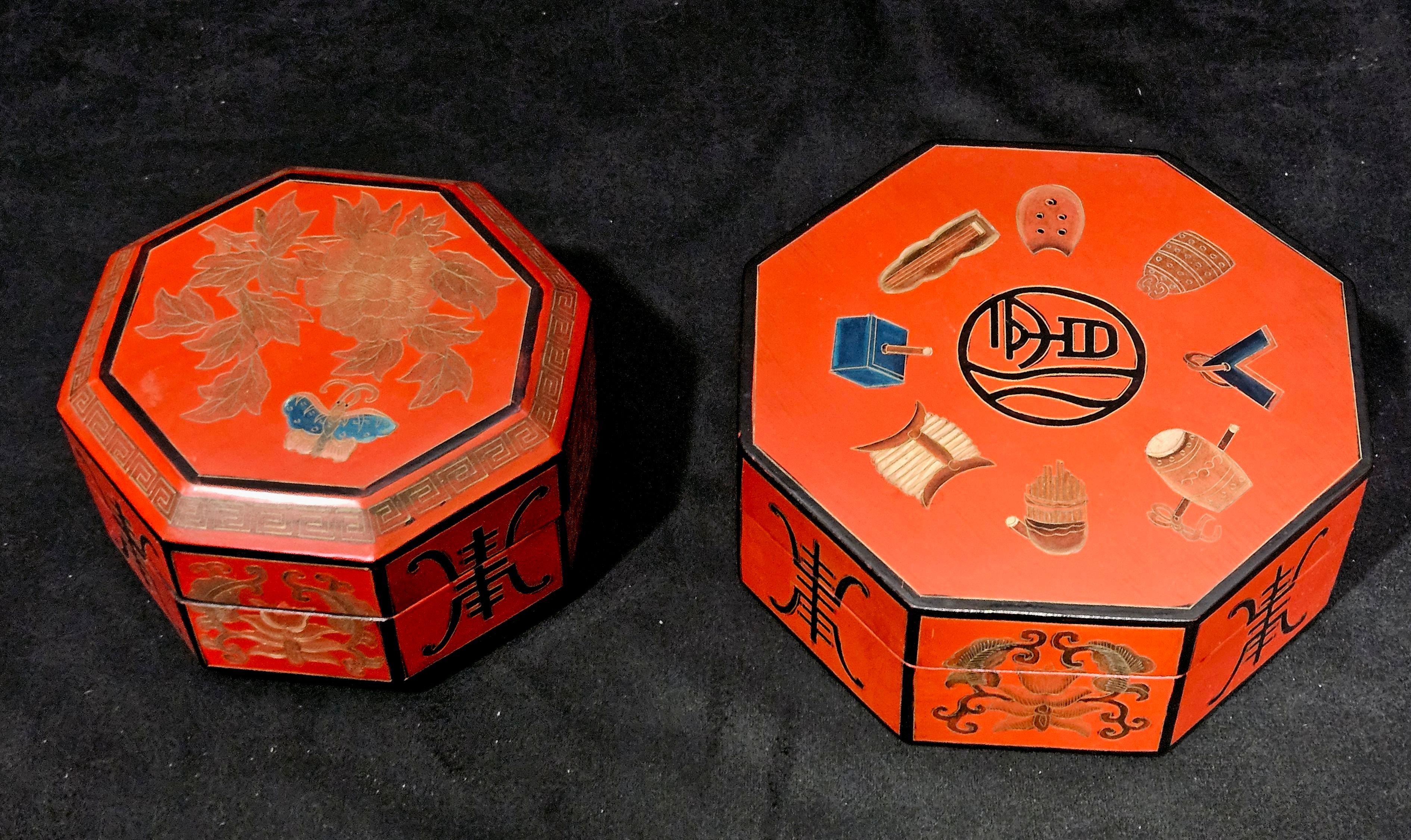 20ième siècle Deux boîtes chinoises anciennes de forme octogonale laquée et dorée en vente