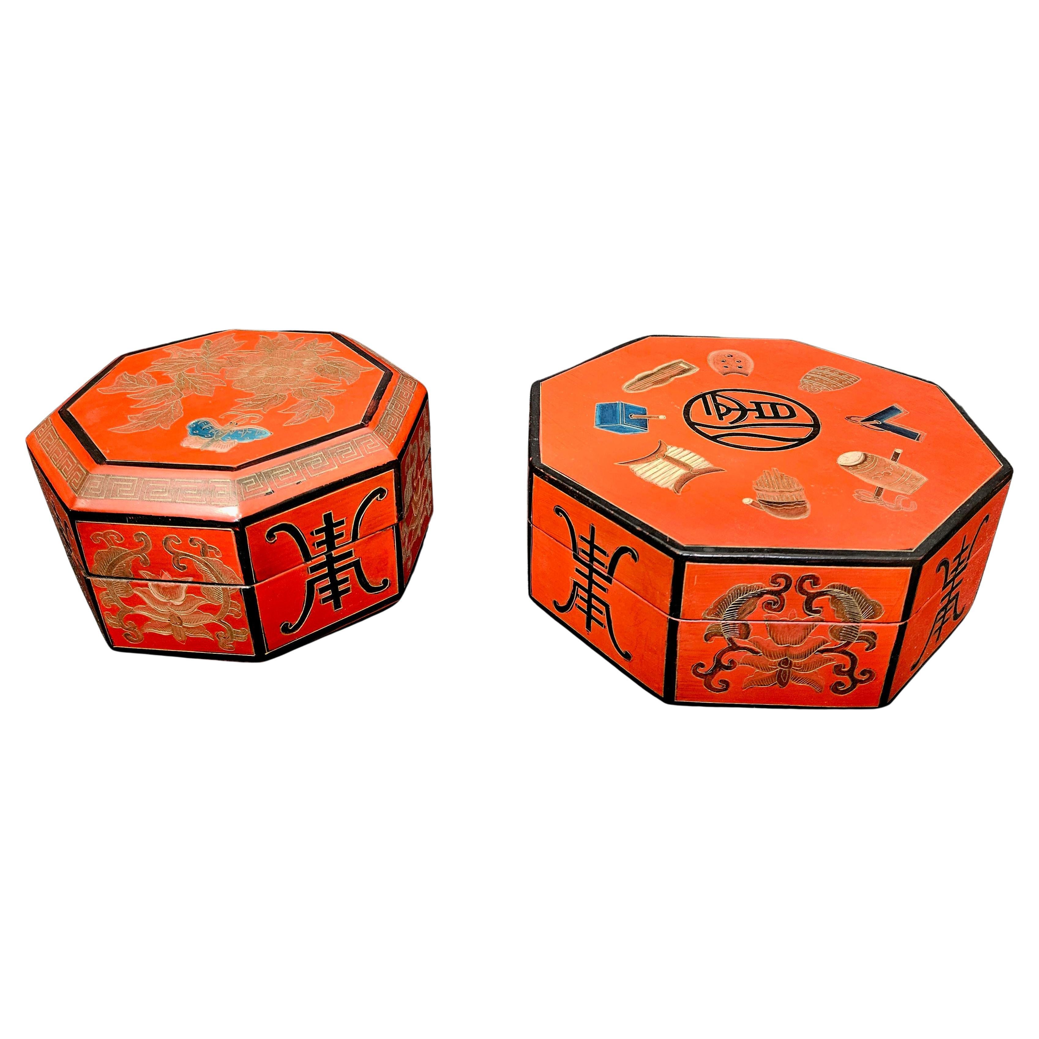 Antiguas Dos Cajas Chinas Lacadas Doradas de Forma Octogonal