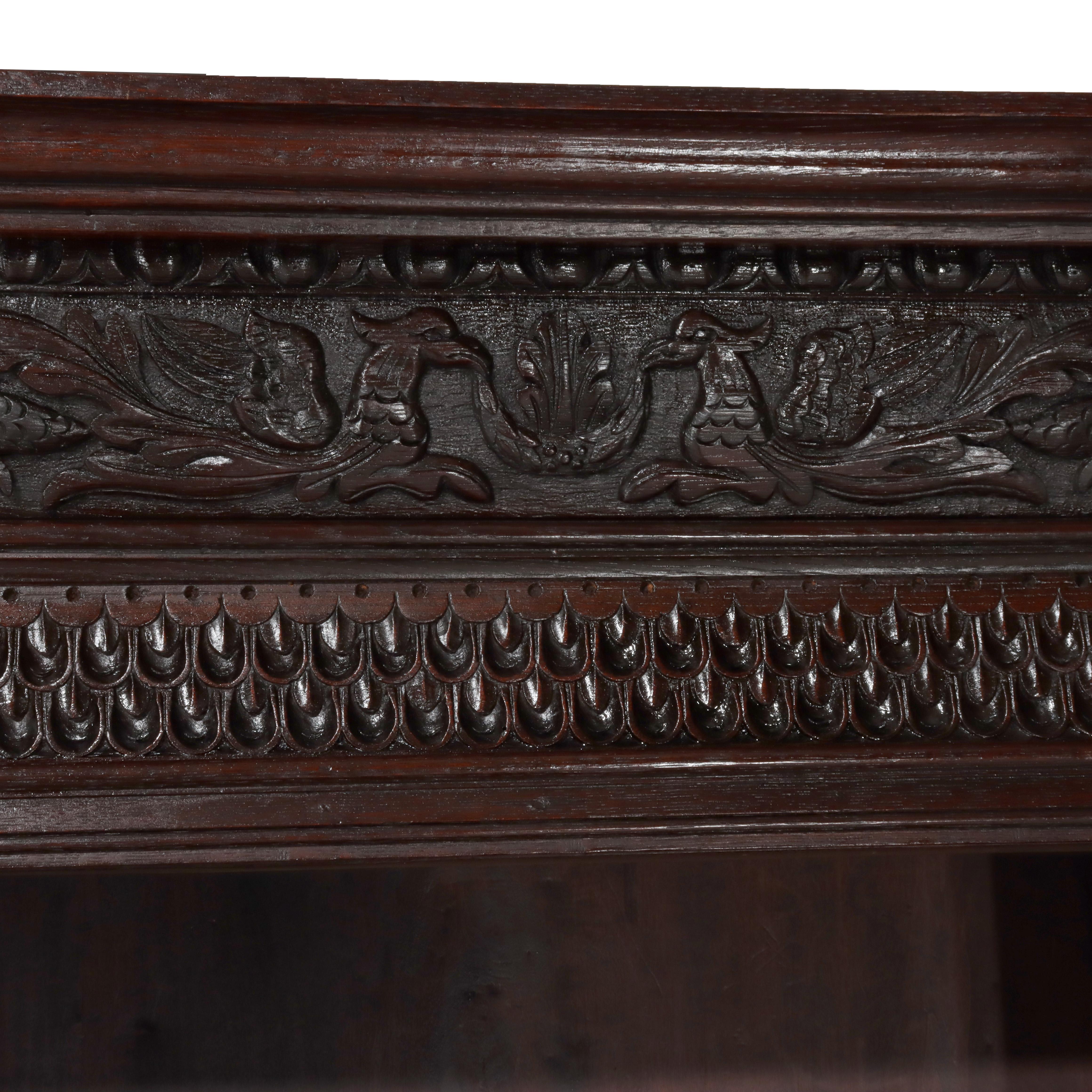Antiguo Armario de Corte Barroco Italiano de Dos Piezas en Roble Tallado Siglo XVIII en venta 10