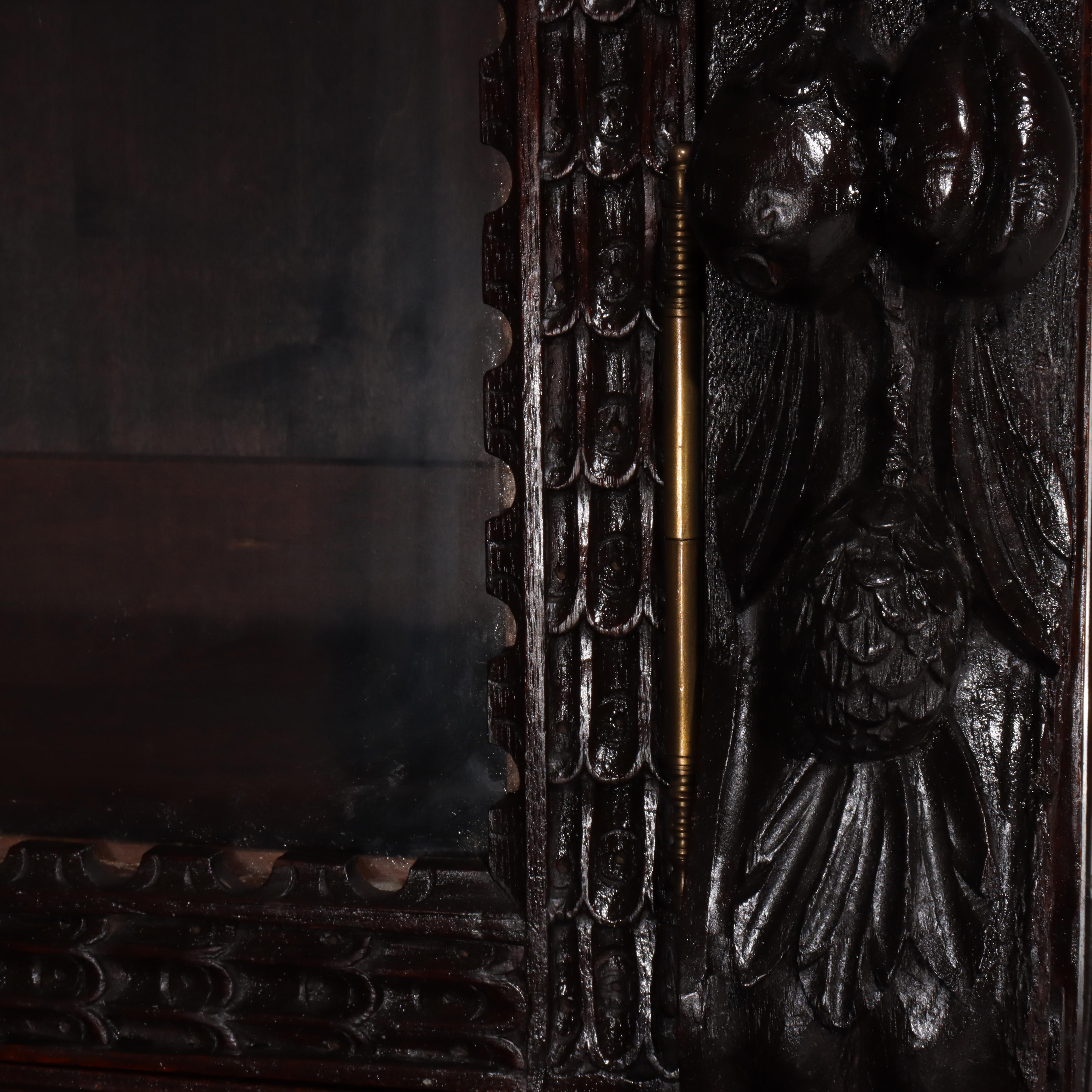 Antiguo Armario de Corte Barroco Italiano de Dos Piezas en Roble Tallado Siglo XVIII en venta 5