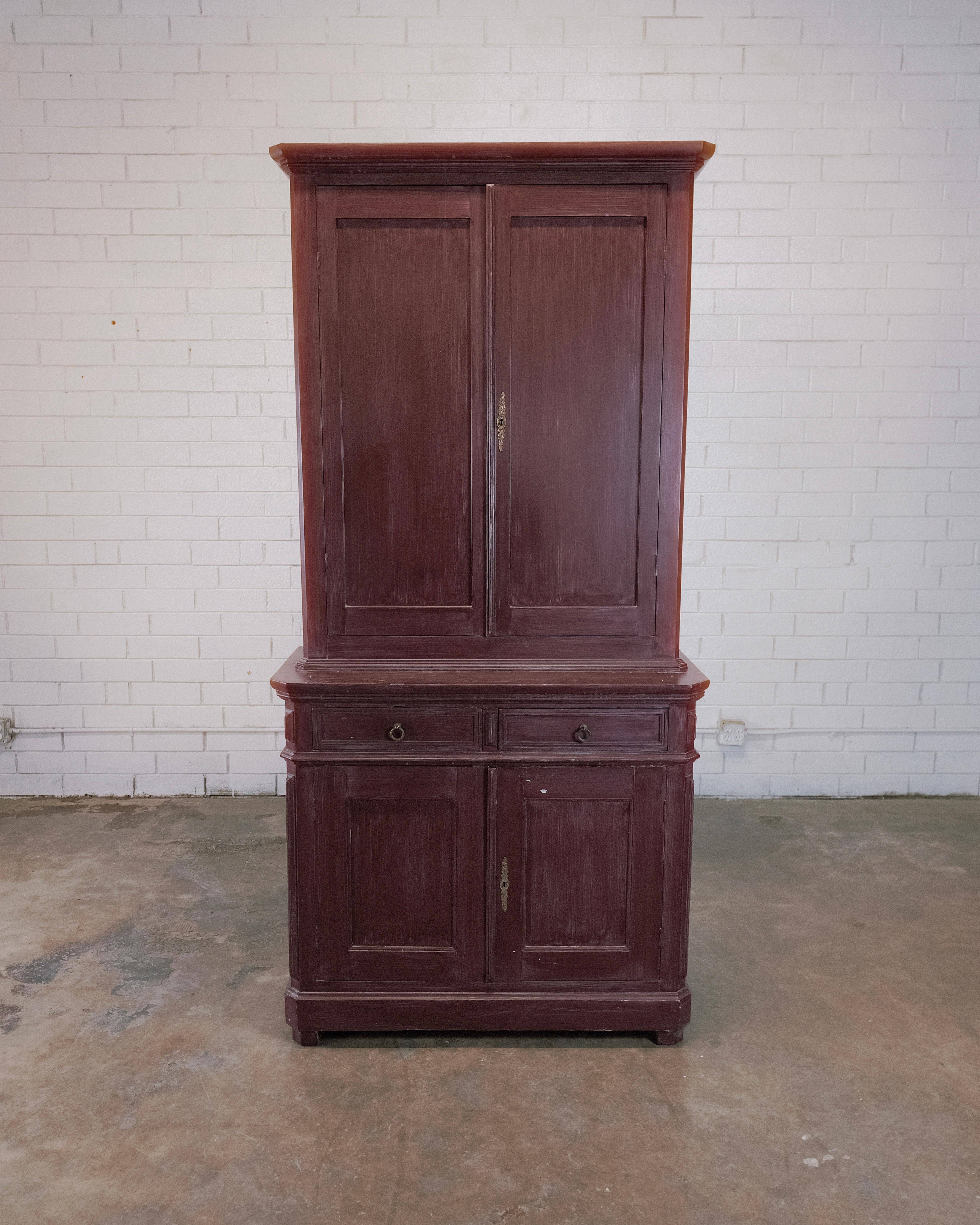 Antiker zweiteiliger Schrank aus Kiefernholz mit farbenfrohem Innenraum im Zustand „Gut“ im Angebot in High Point, NC