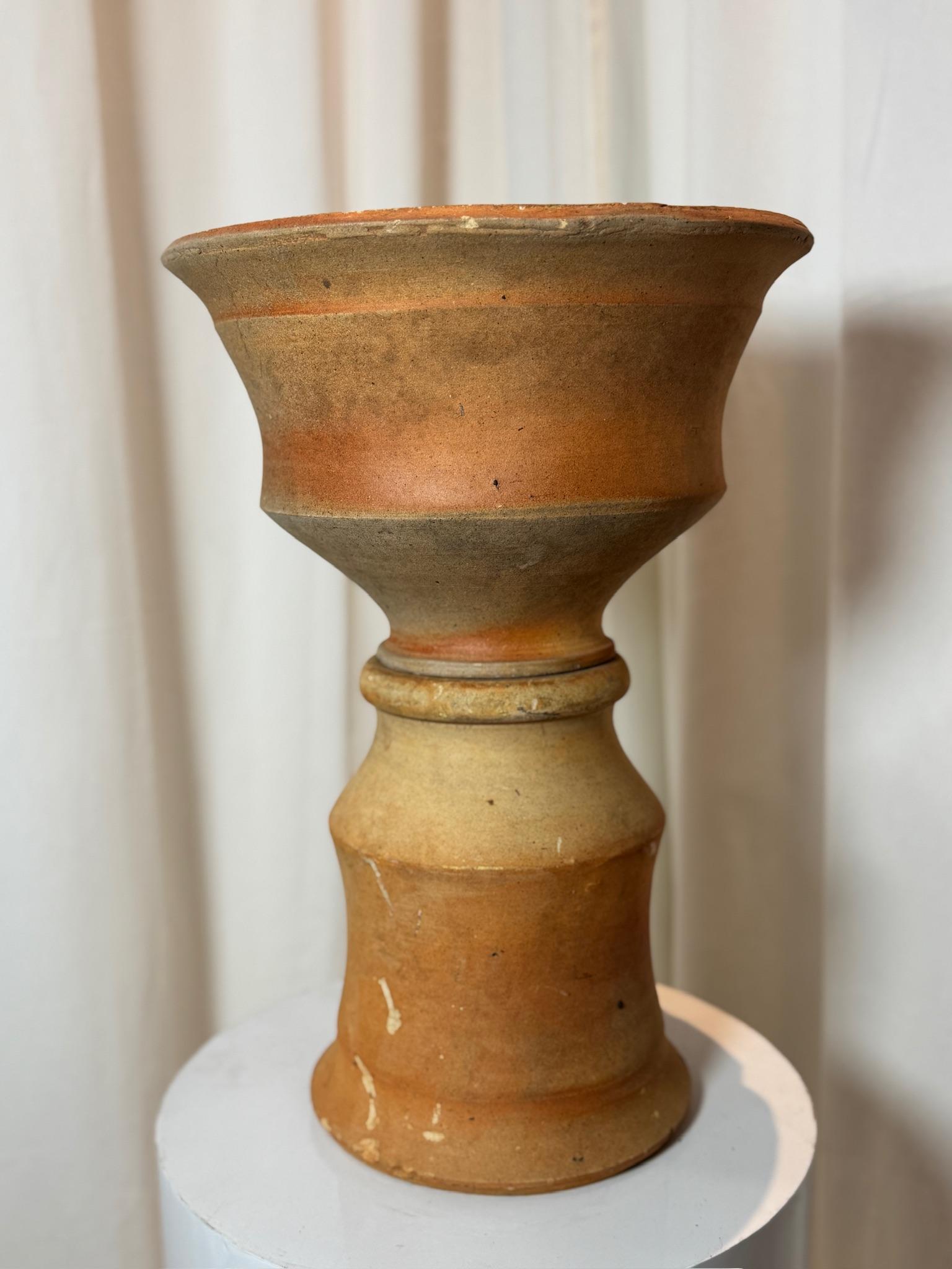 Primitivo Antico vaso a clessidra in terracotta in due pezzi - Ceramica scultorea rustica in vendita