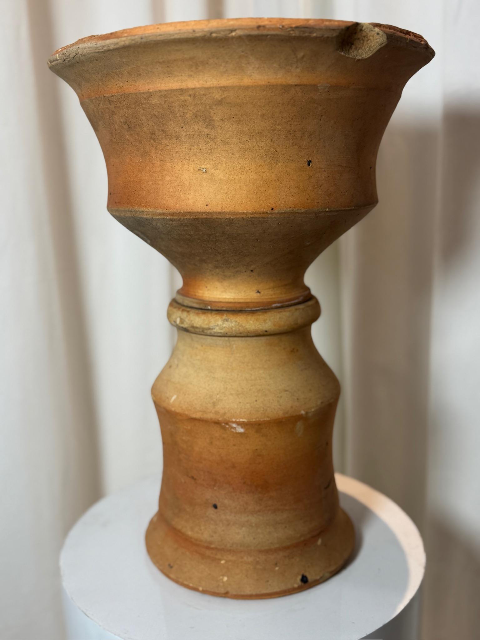 Sconosciuto Antico vaso a clessidra in terracotta in due pezzi - Ceramica scultorea rustica in vendita