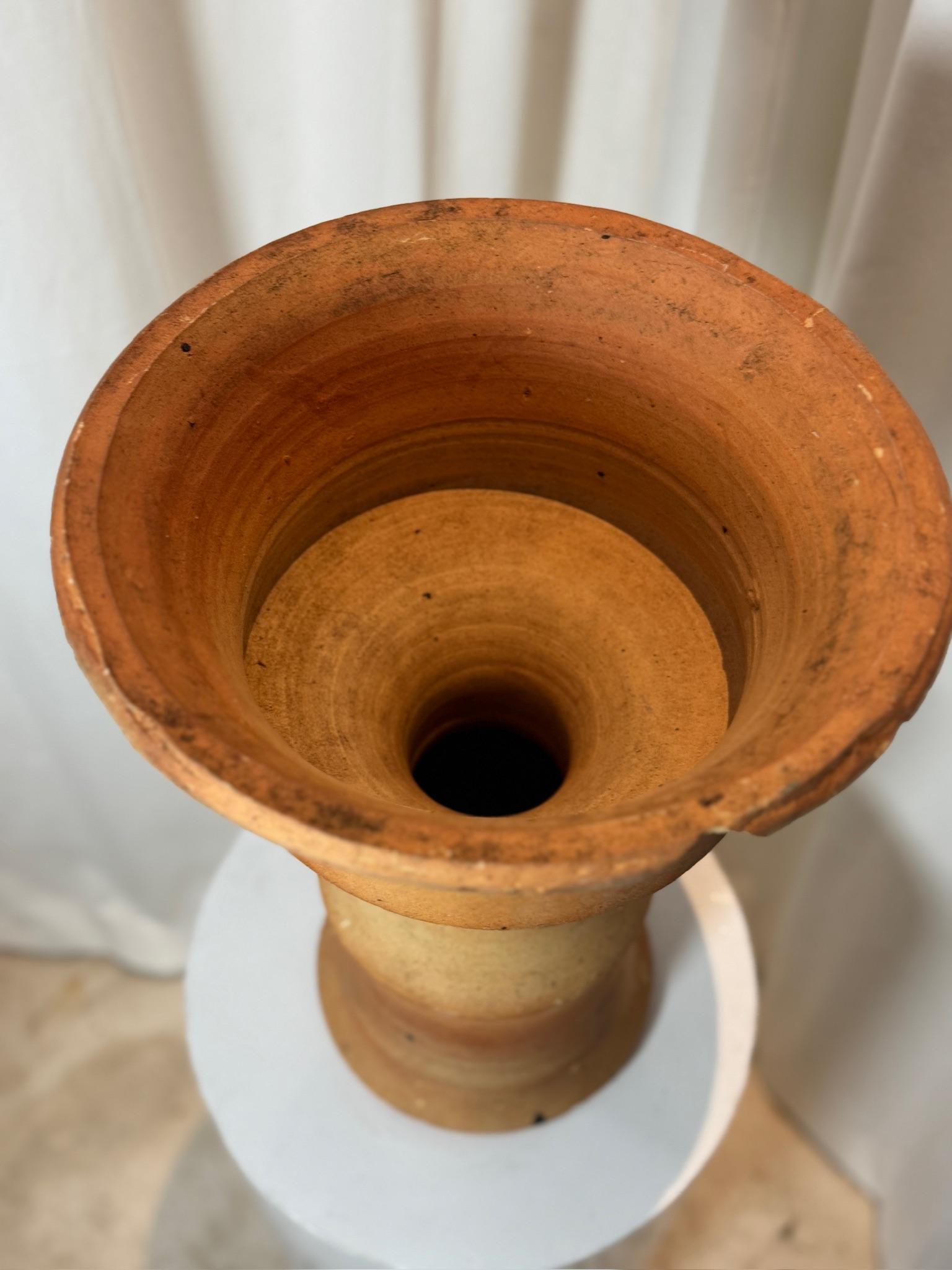 Fatto a mano Antico vaso a clessidra in terracotta in due pezzi - Ceramica scultorea rustica in vendita