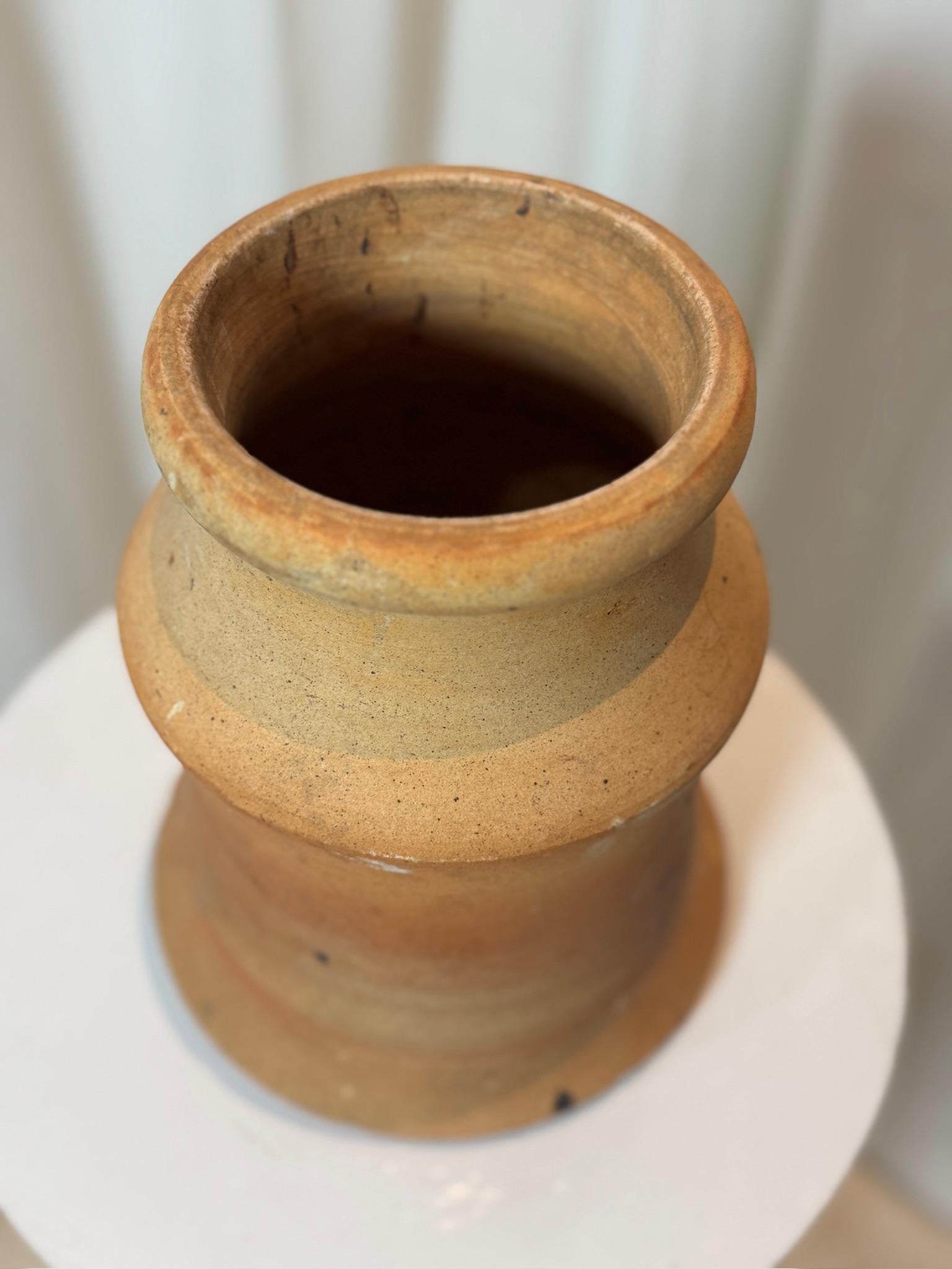 Antico vaso a clessidra in terracotta in due pezzi - Ceramica scultorea rustica In condizioni buone in vendita a West Hollywood, CA