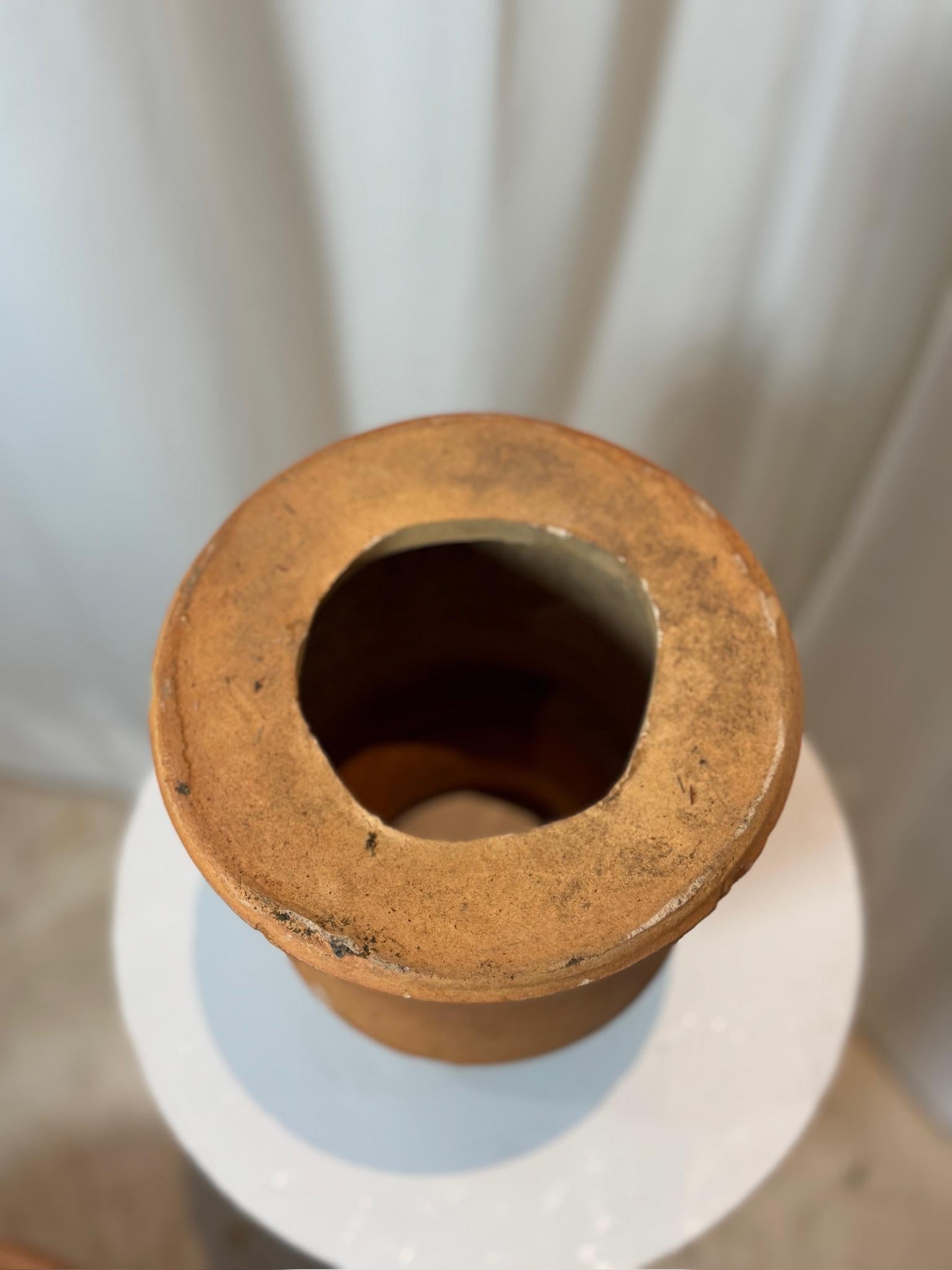 XX secolo Antico vaso a clessidra in terracotta in due pezzi - Ceramica scultorea rustica in vendita