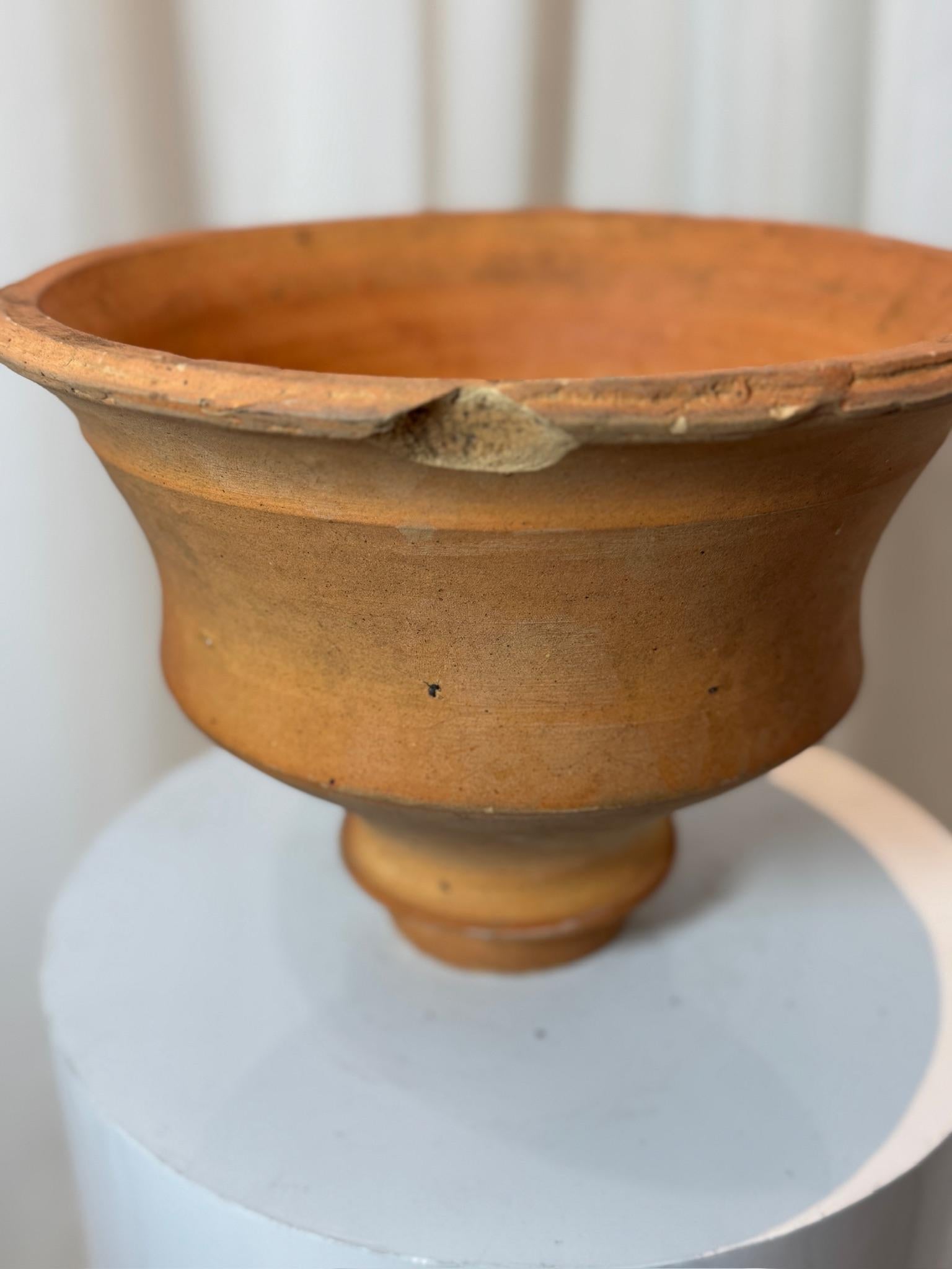 Terracotta Antico vaso a clessidra in terracotta in due pezzi - Ceramica scultorea rustica in vendita