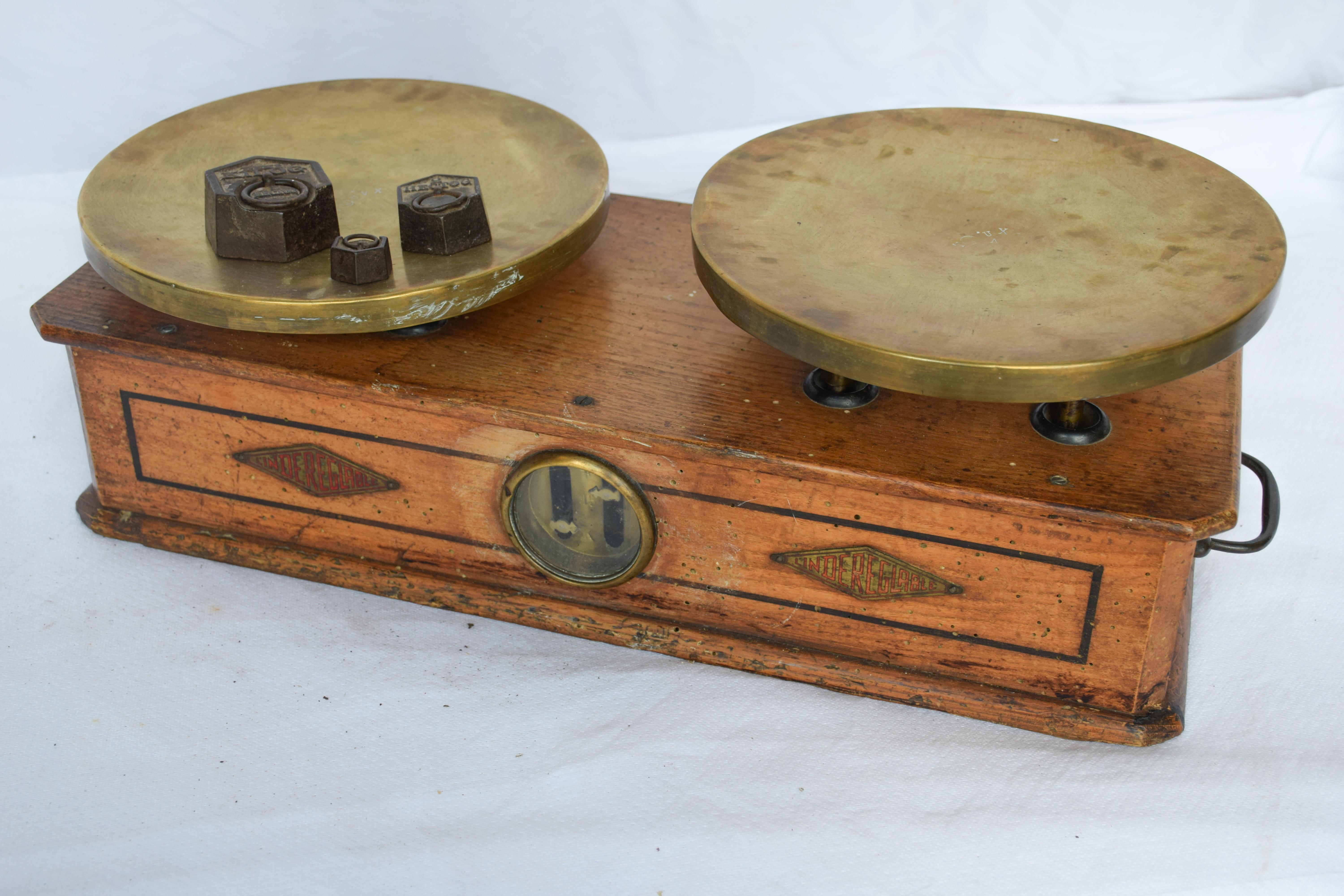 Antique two-plate scale, wood, copper and brass, early 1900s. This culinary scale comes with 3 weights. Very decorative for any kitchen decor.

Measures: 10