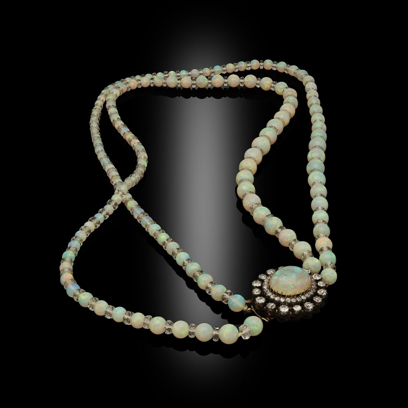 Perle Collier ancien à deux rangs de perles d'opale précieuse Circa 1910 en vente
