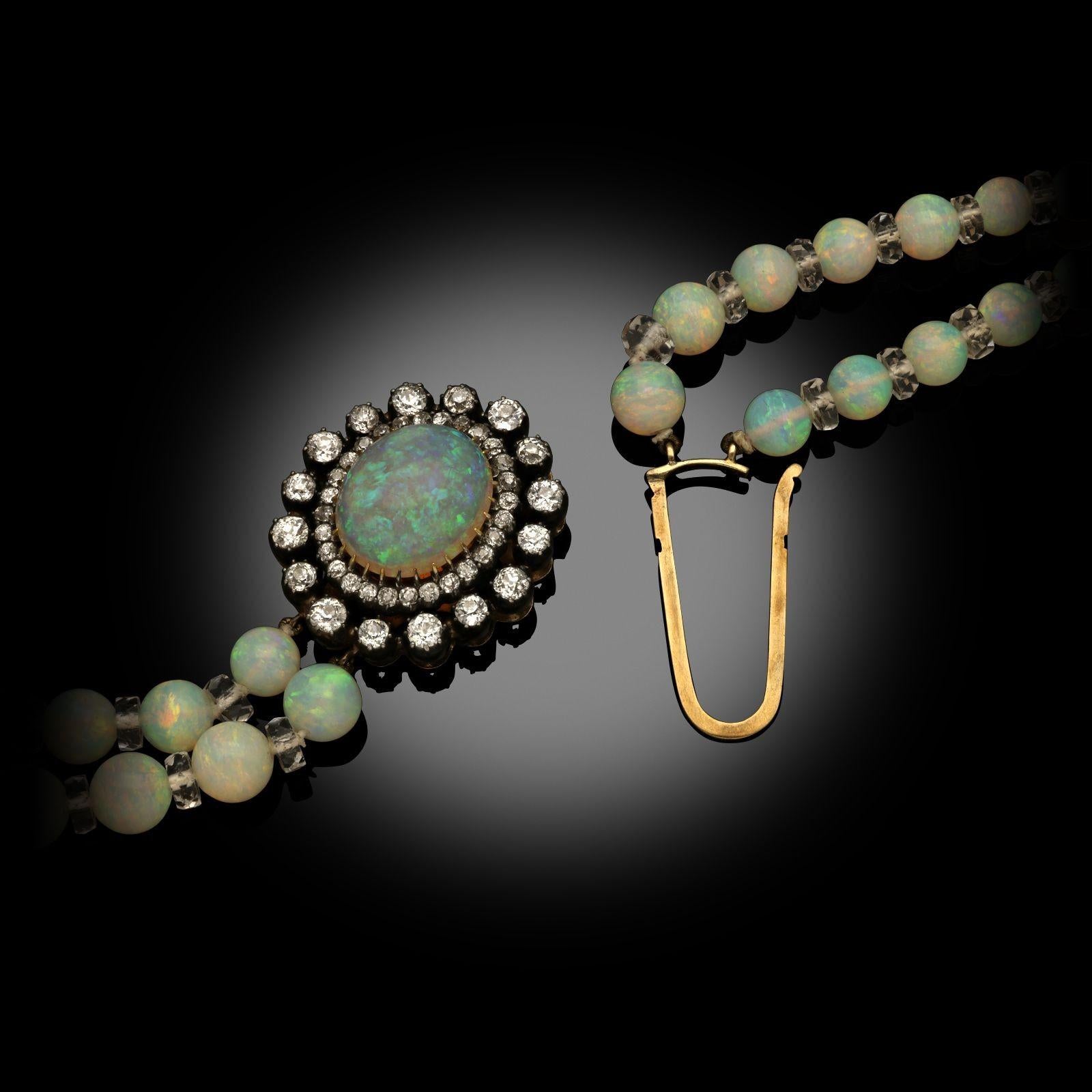 Collier ancien à deux rangs de perles d'opale précieuse Circa 1910 Bon état - En vente à London, GB