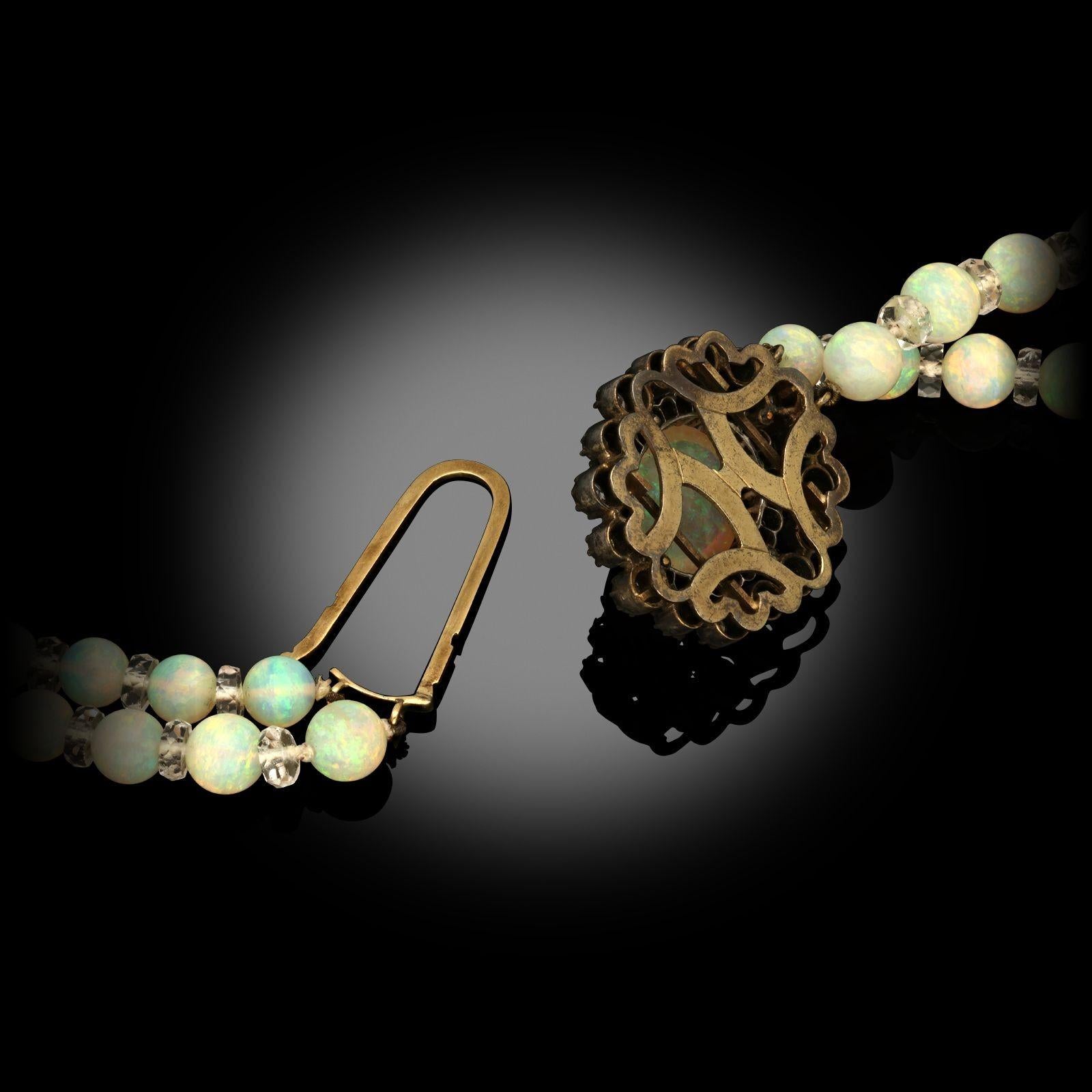 Collier ancien à deux rangs de perles d'opale précieuse Circa 1910 Unisexe en vente